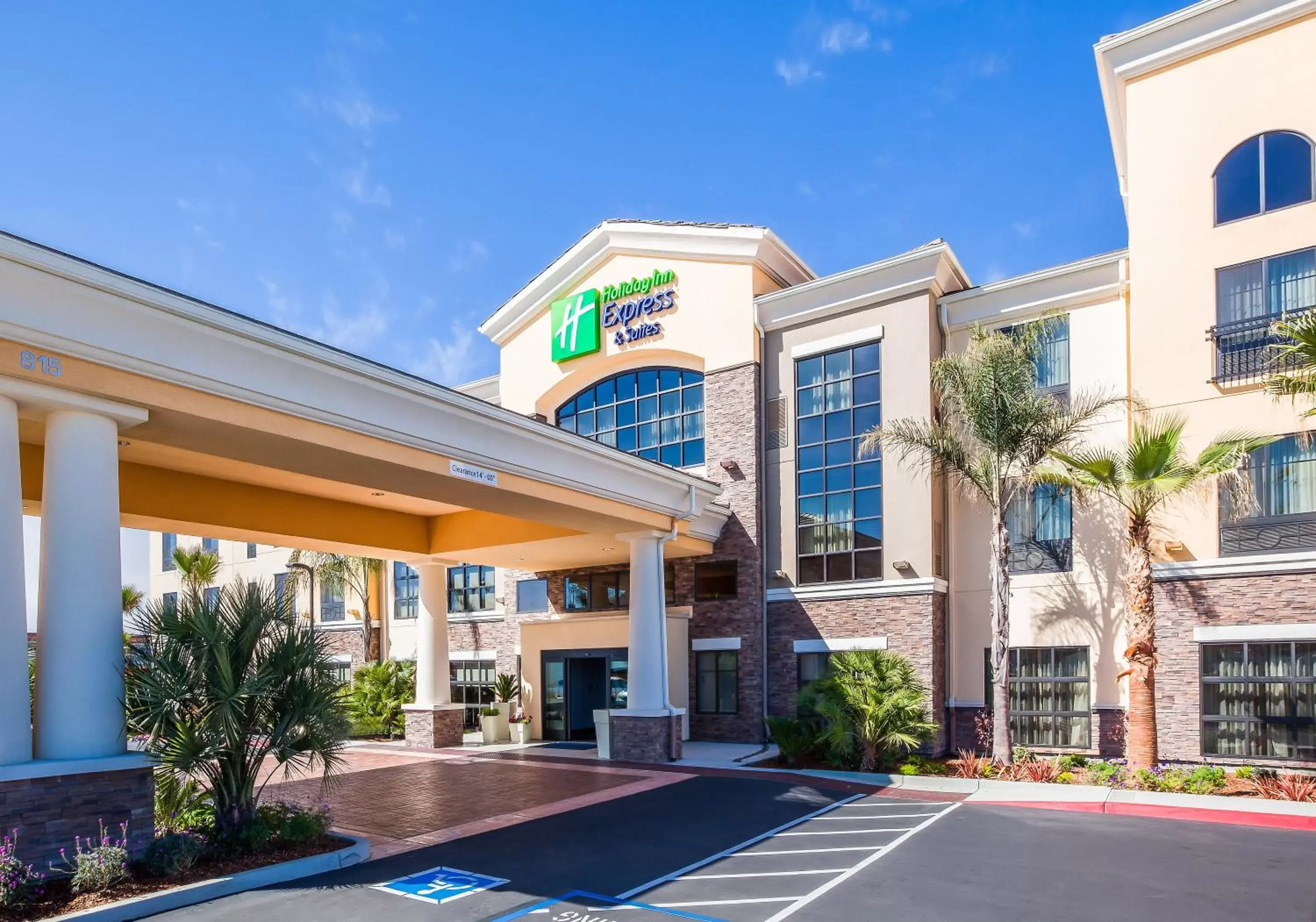 Property Building in Holiday Inn Express & Suites Eureka, an IHG Hotel