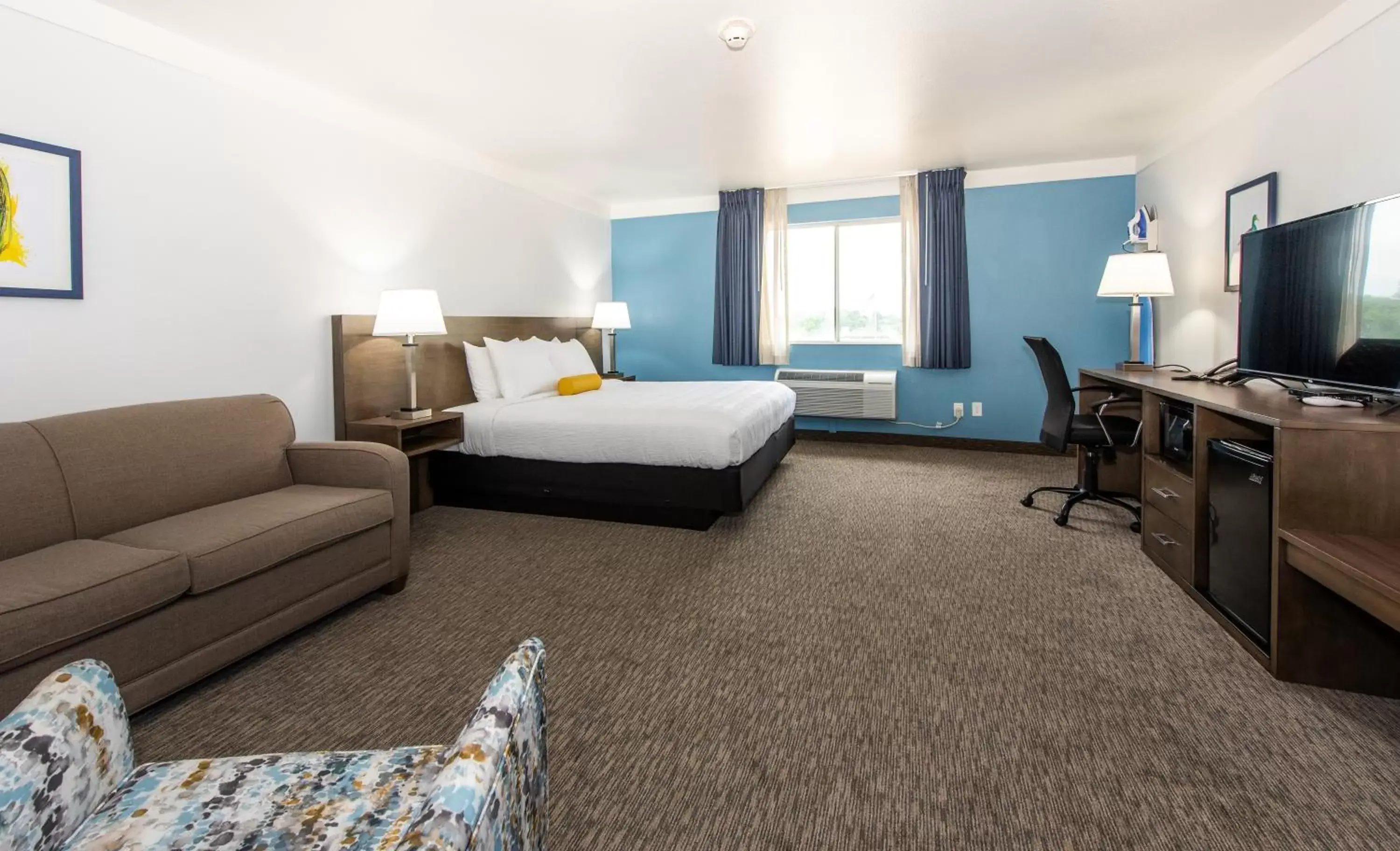 Bed, TV/Entertainment Center in Hotel Pommier Indianola