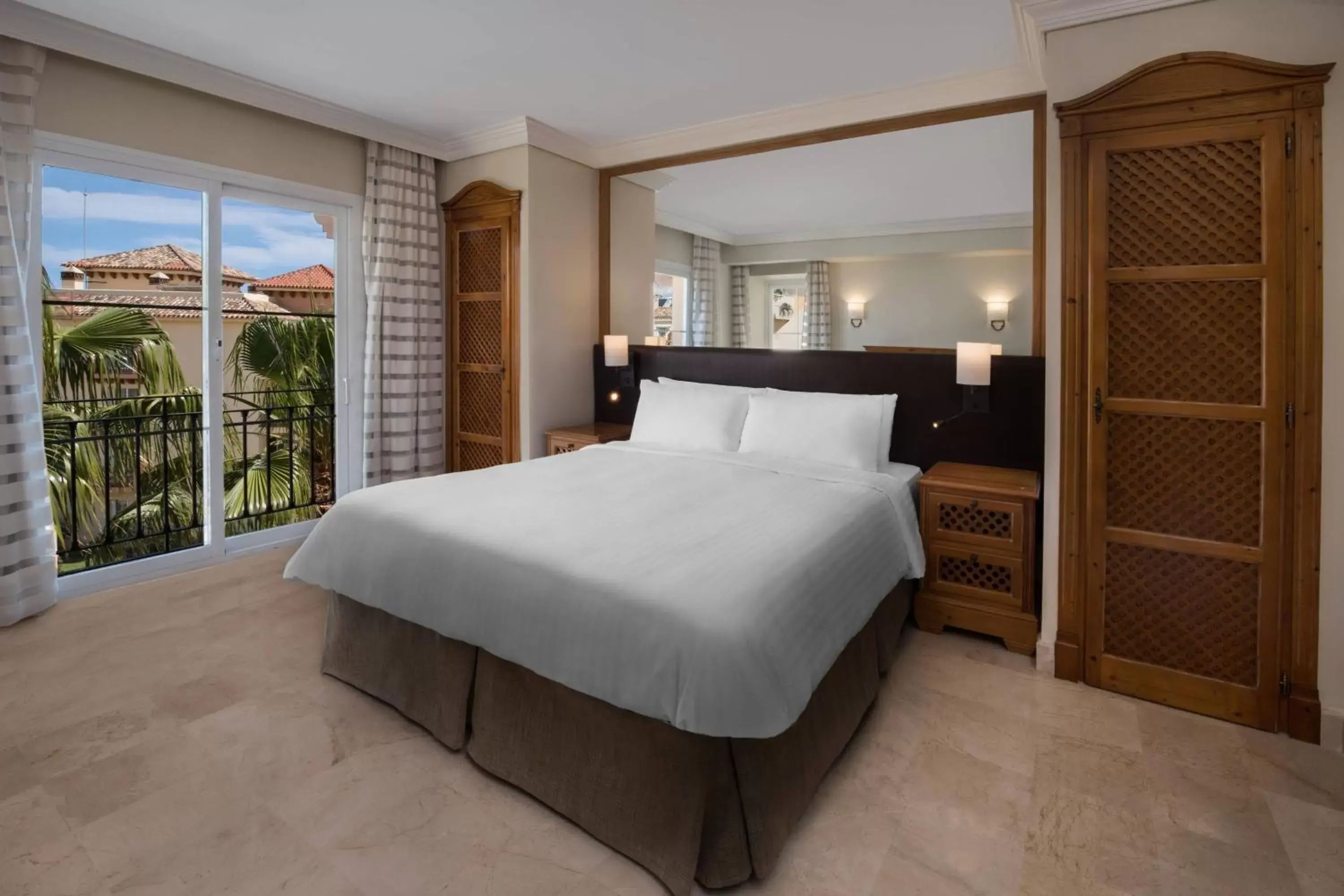 Bedroom, Bed in Marriott's Marbella Beach Resort