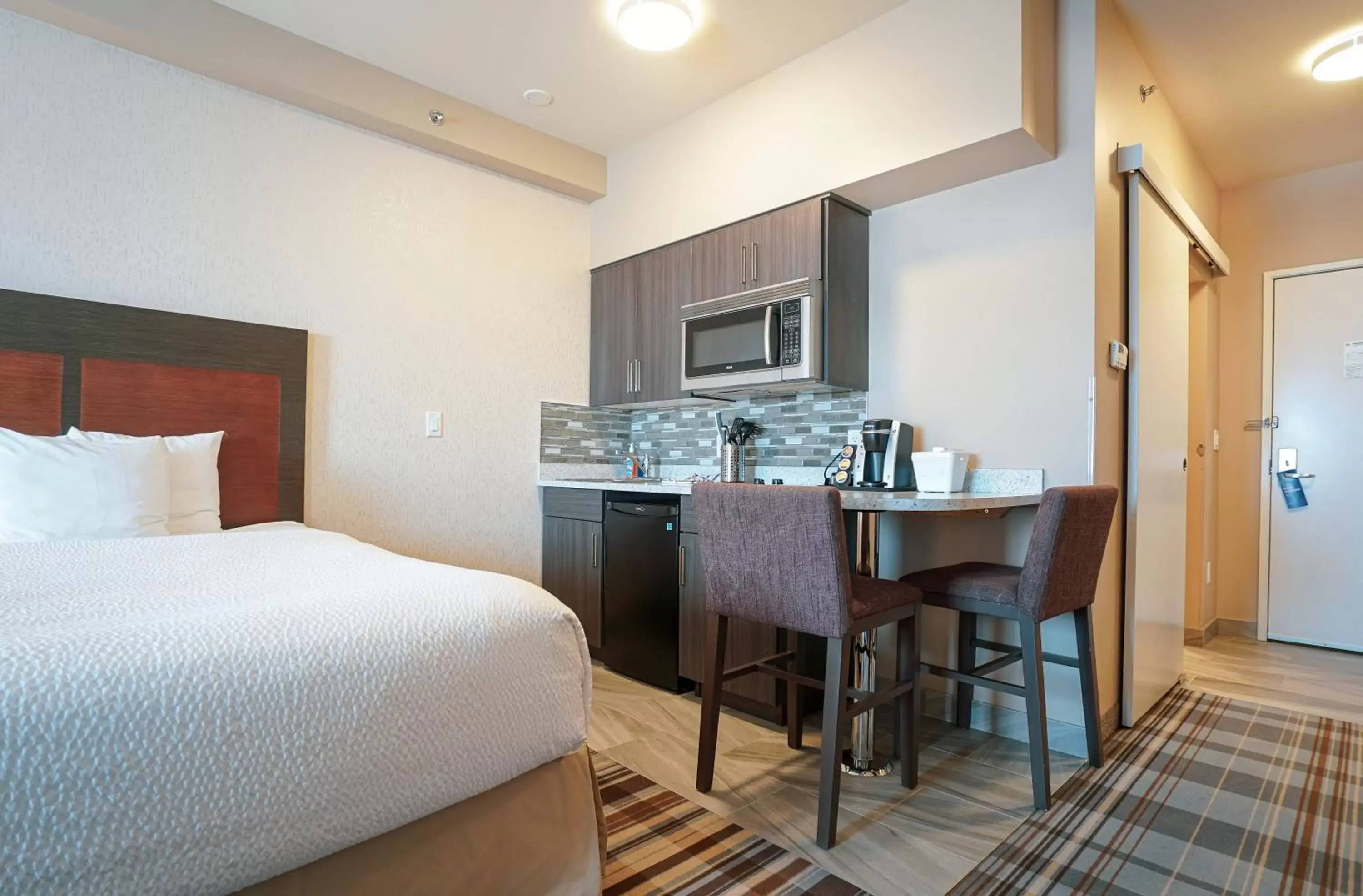 Kitchen or kitchenette, Kitchen/Kitchenette in Airdrie Inn and Suites