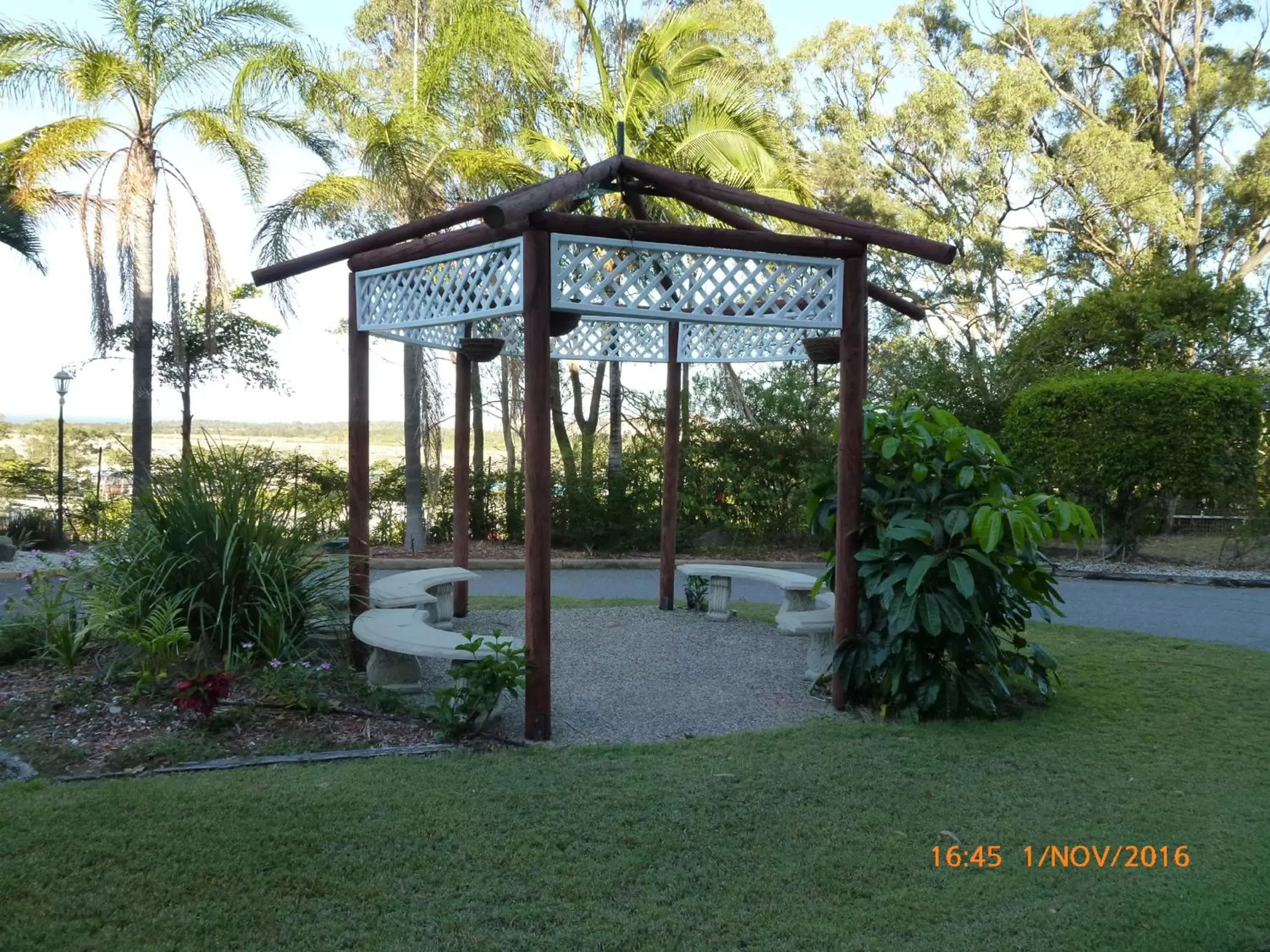 Garden, Patio/Outdoor Area in Camelot Motel