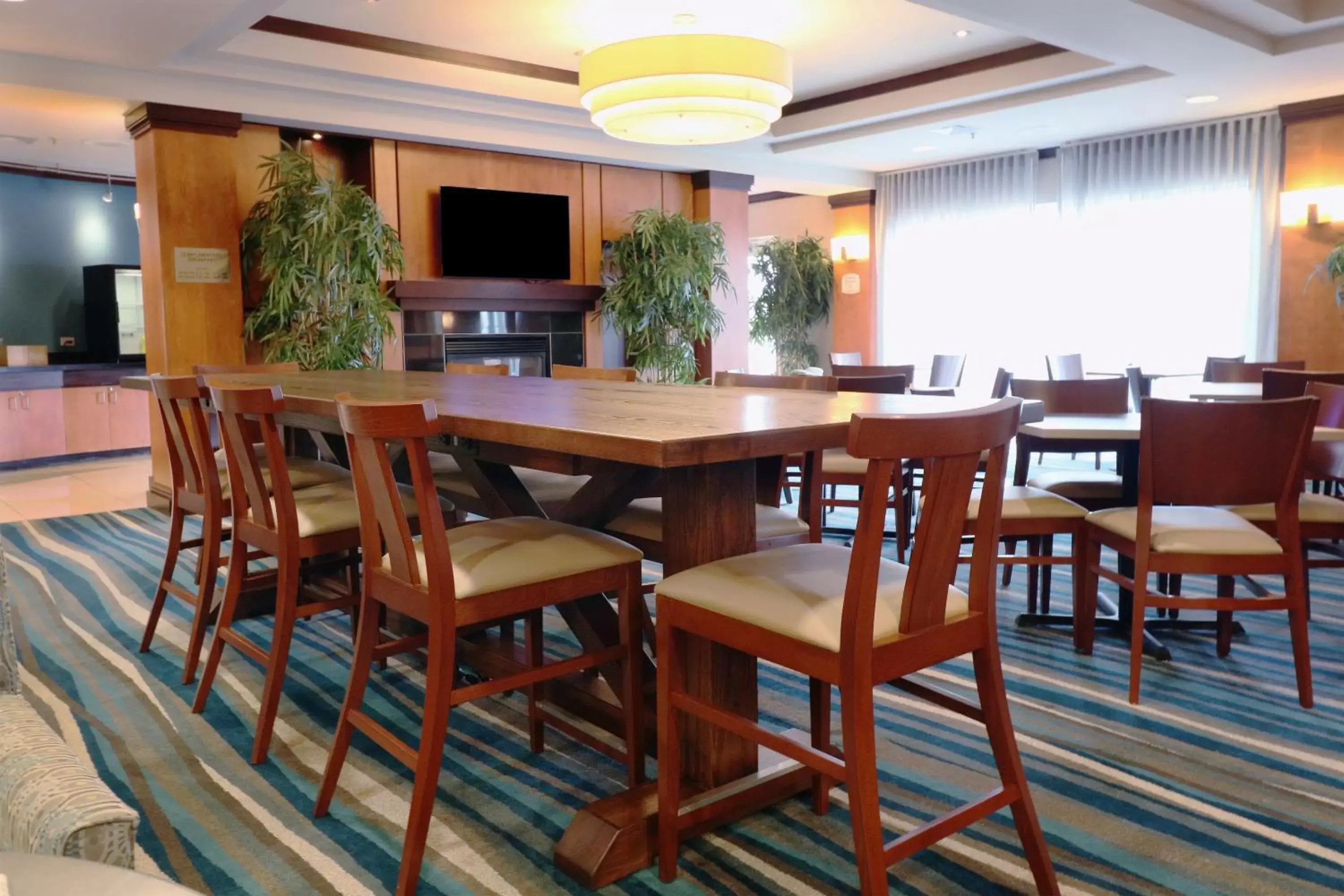 Communal lounge/ TV room, Restaurant/Places to Eat in Fairfield Inn & Suites Des Moines Airport