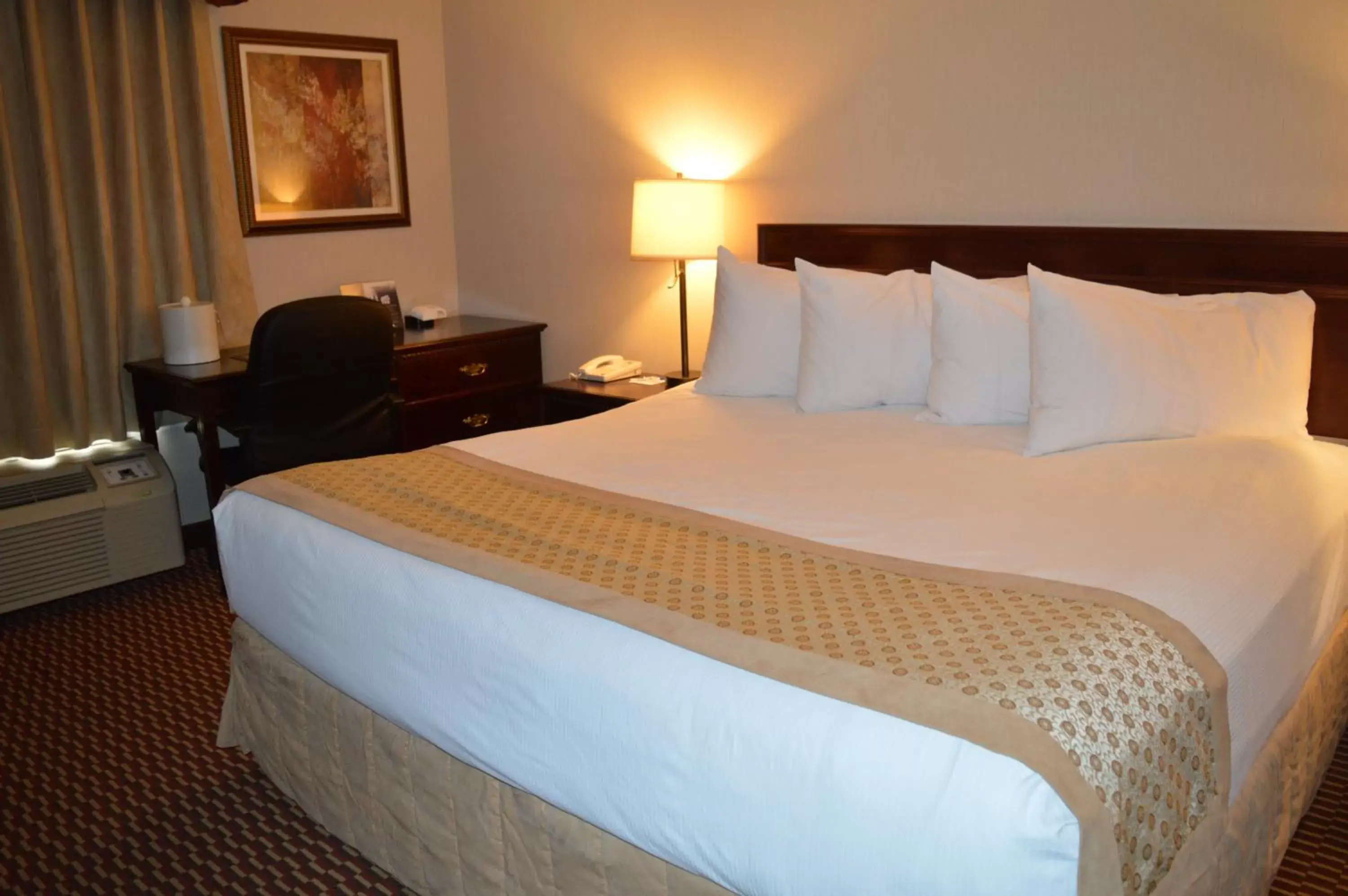 Photo of the whole room, Bed in Best Western of Olds