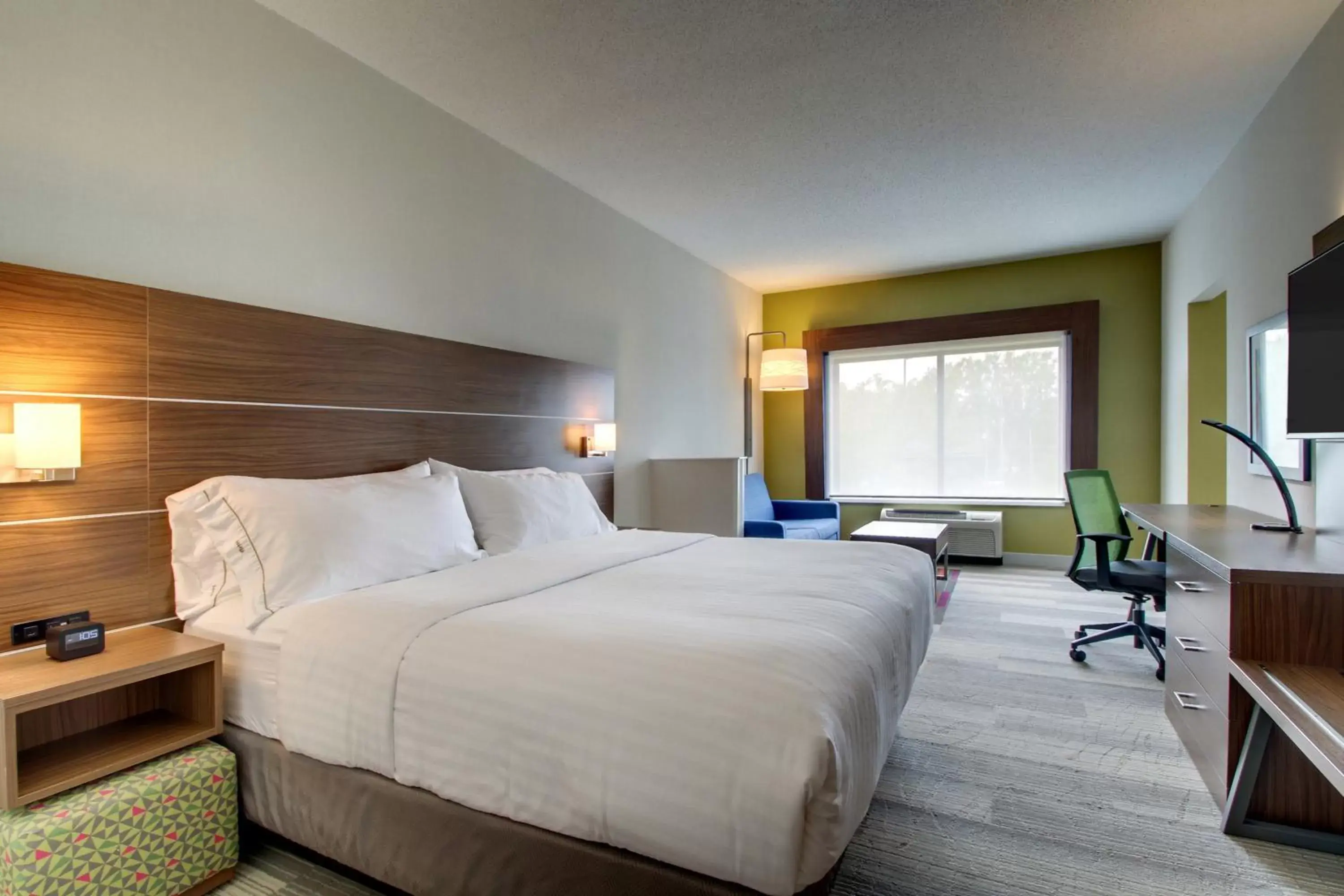 Photo of the whole room, Bed in Holiday Inn Express & Suites Aurora - Naperville, an IHG Hotel