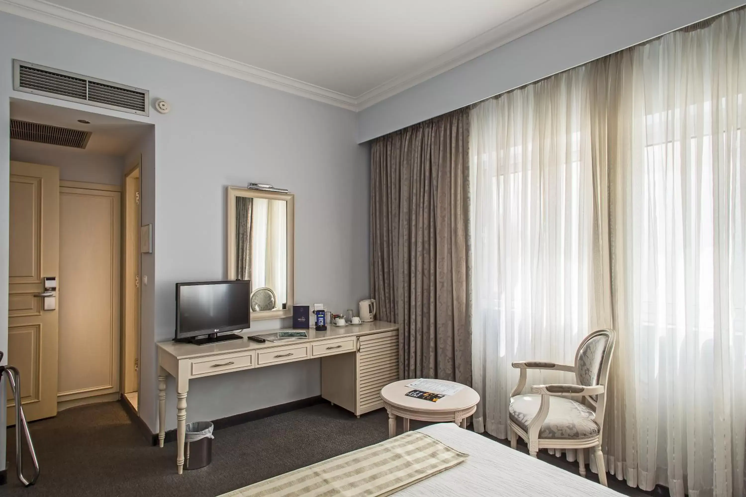 Bed, TV/Entertainment Center in Airotel Stratos Vassilikos Hotel