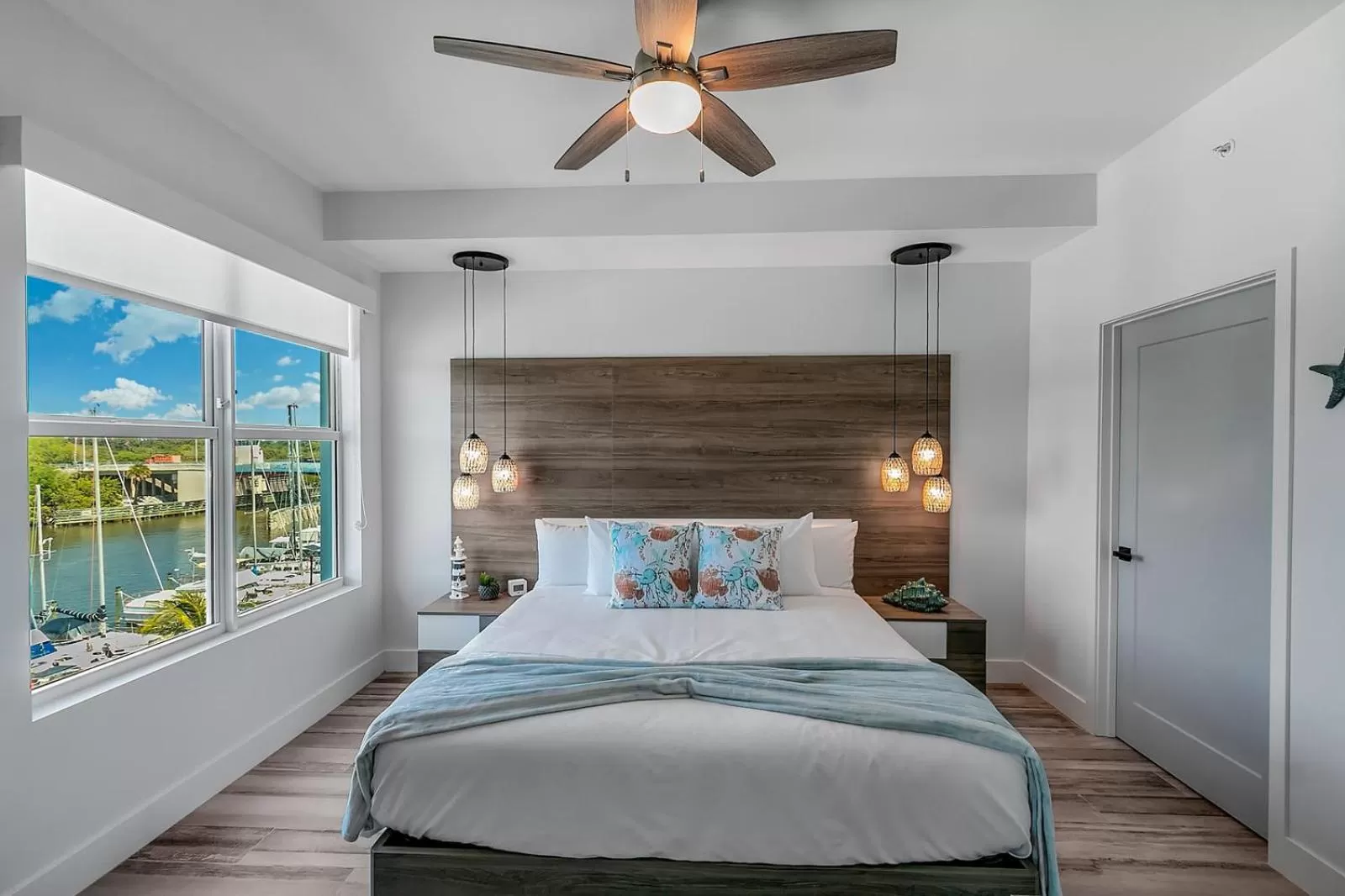 Bed in Cape Crossing Resort & Marina