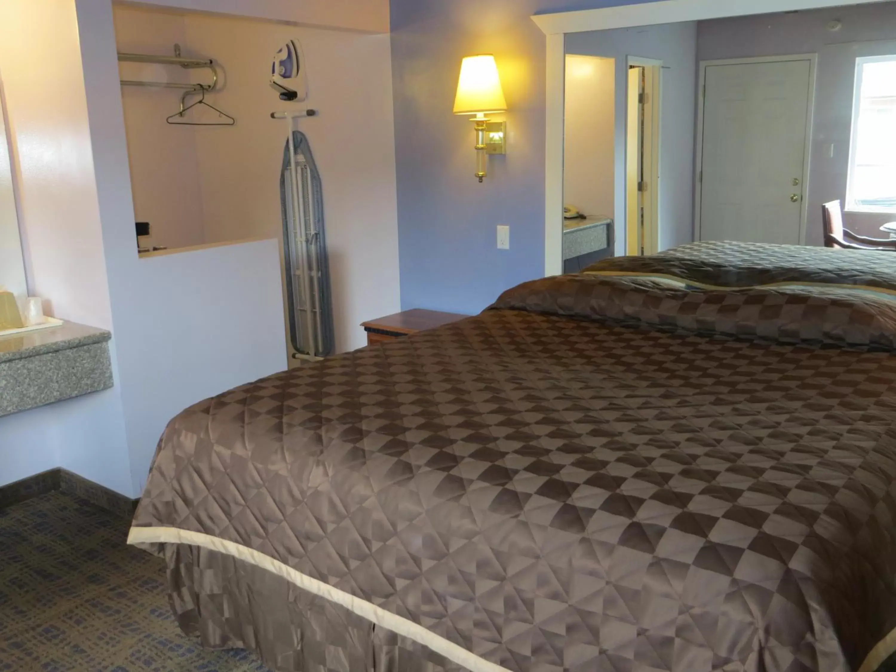 Bed in Park Cienega Motel