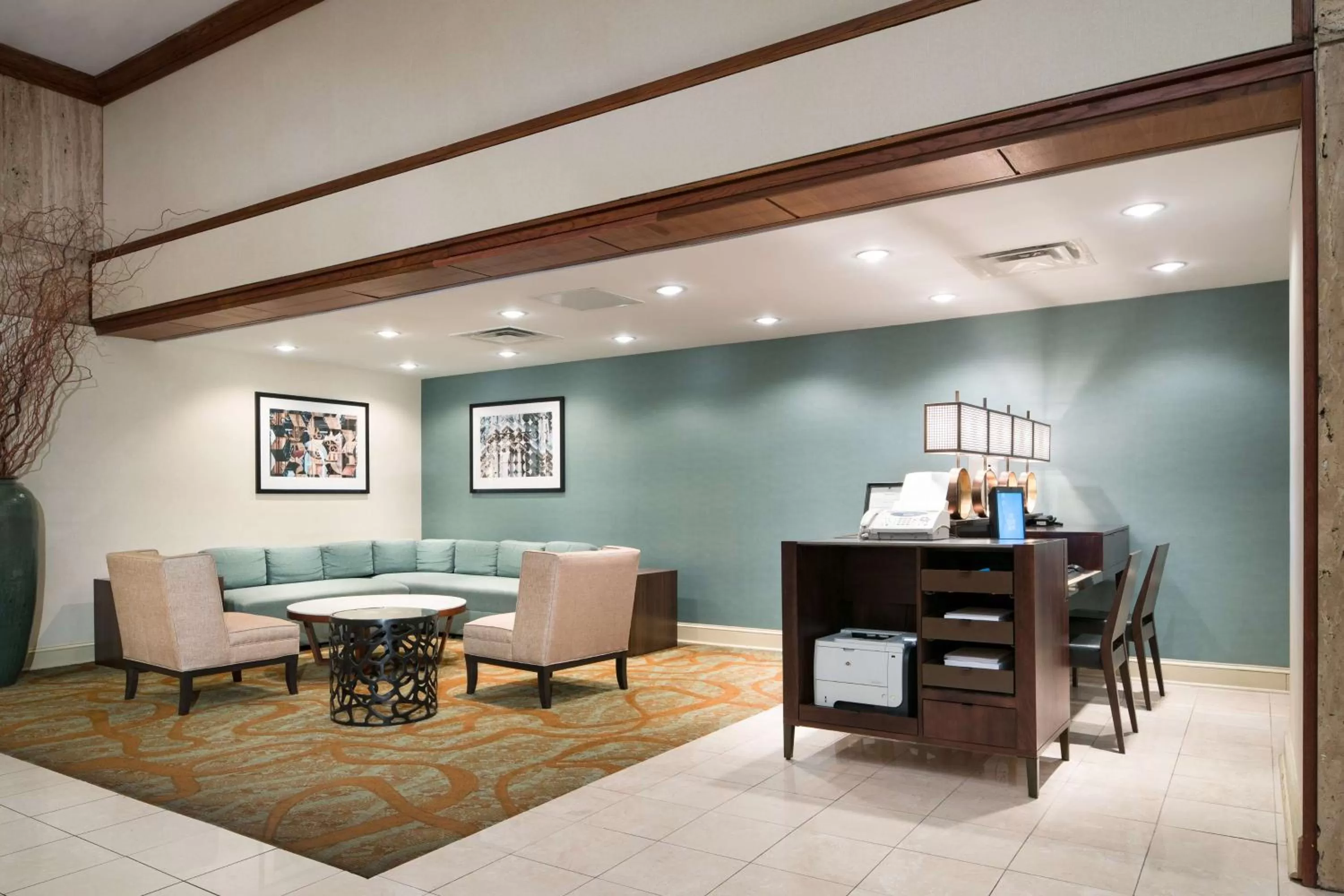 Lobby or reception in DoubleTree by Hilton Philadelphia Airport