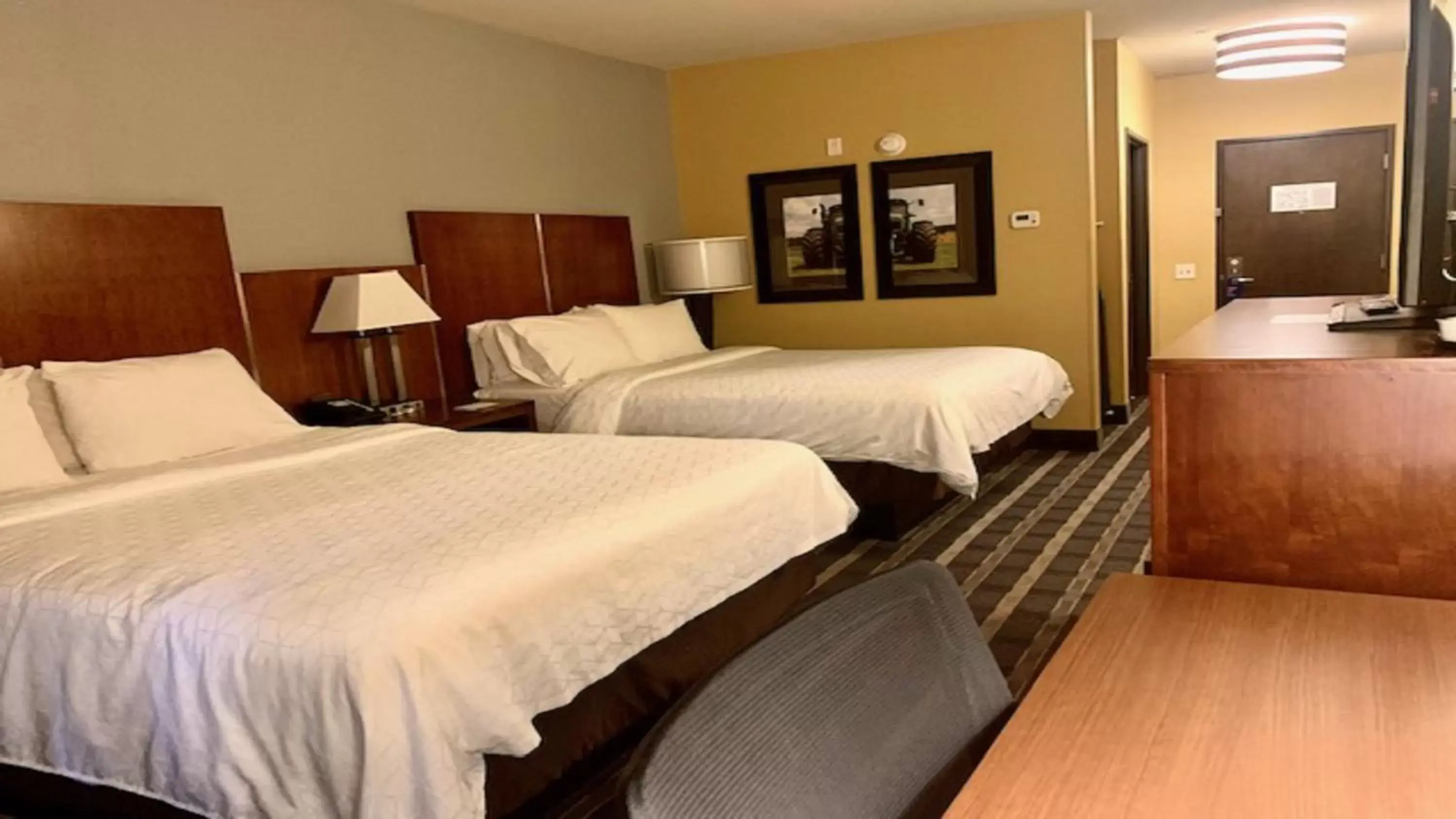 Photo of the whole room, Bed in Holiday Inn Express & Suites Perry-National Fairground Area, an IHG Hotel