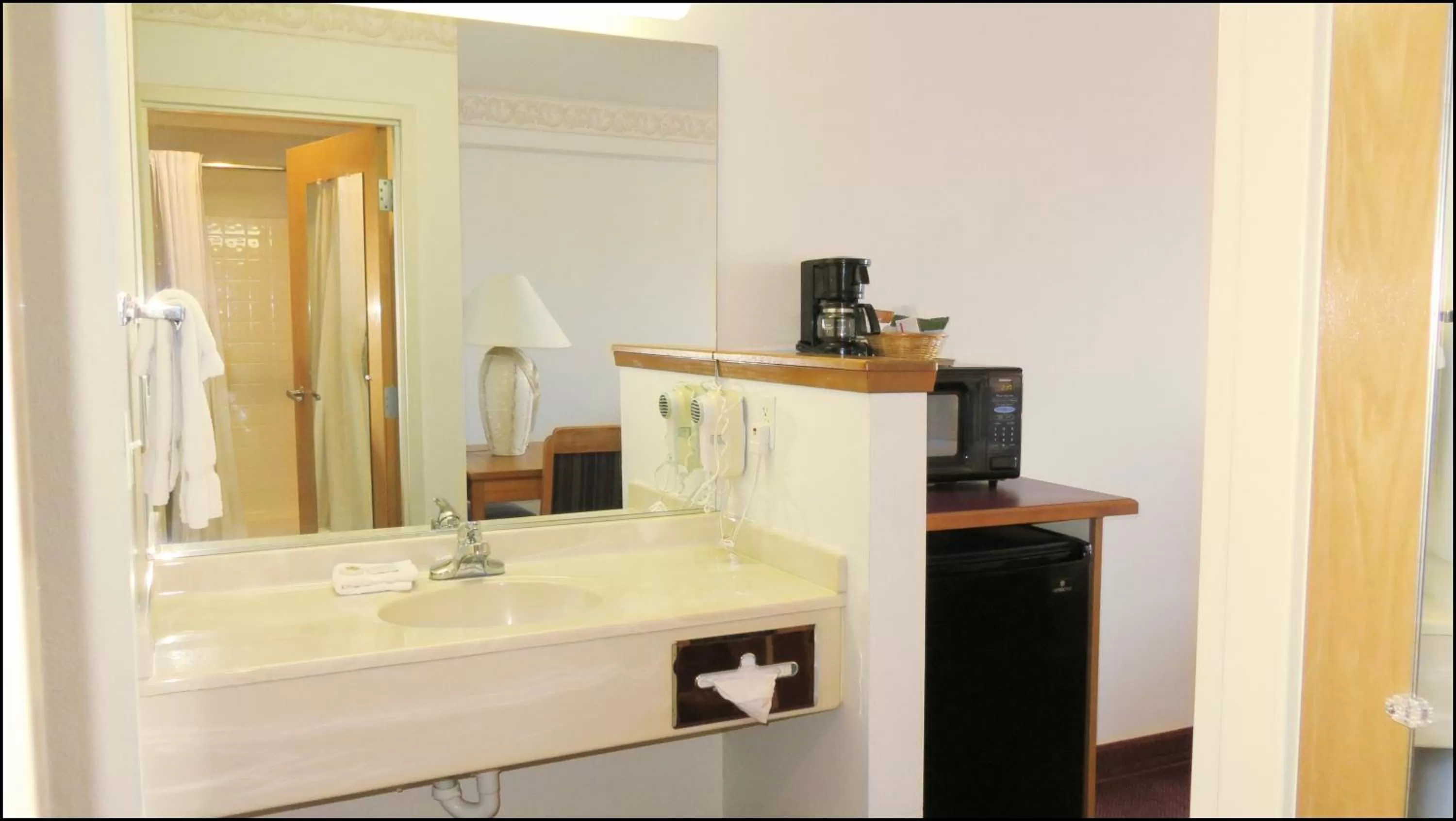 Bathroom in Peppermill Empress Inn