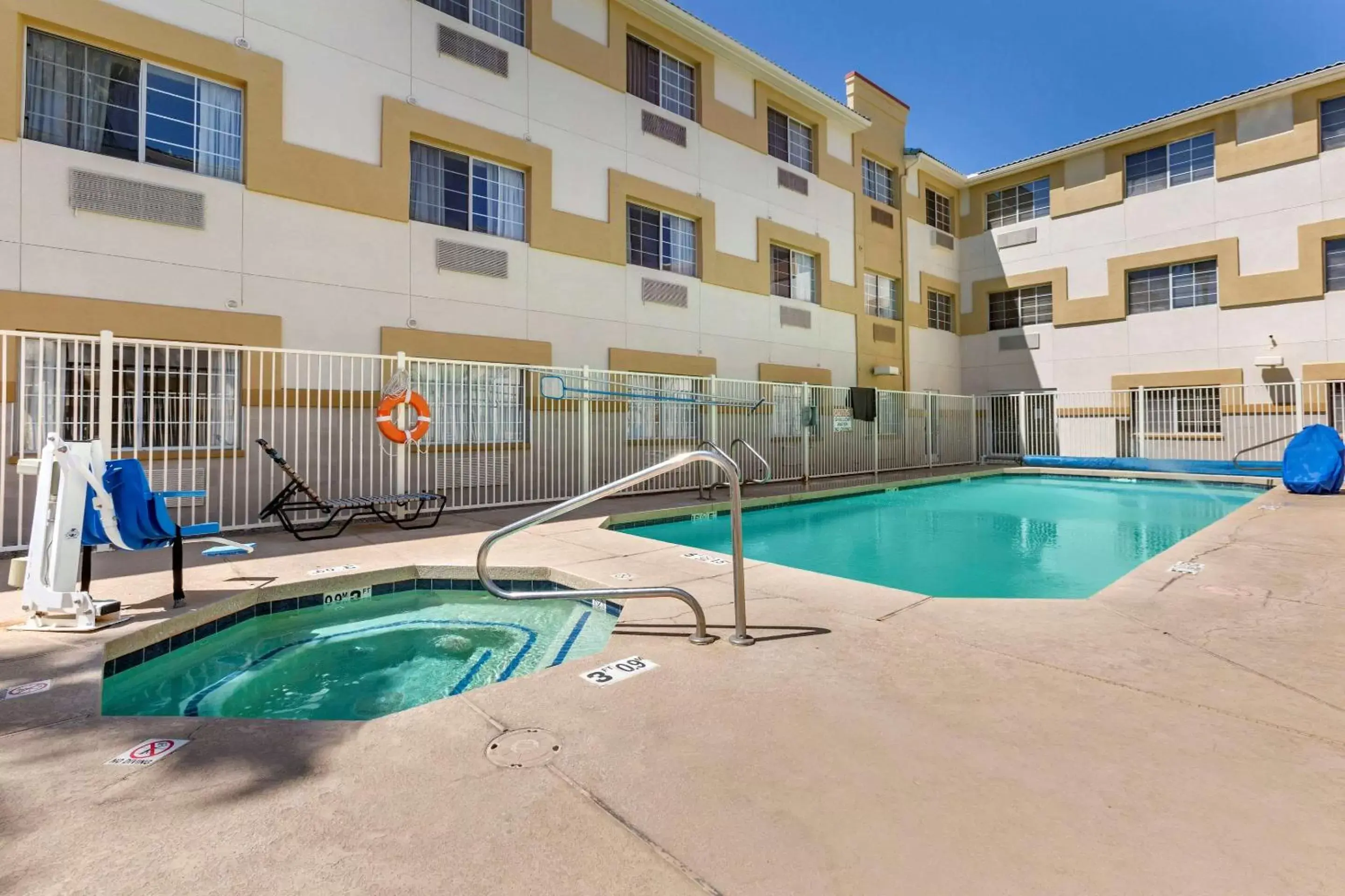 On site, Swimming Pool in Comfort Suites Phoenix Airport