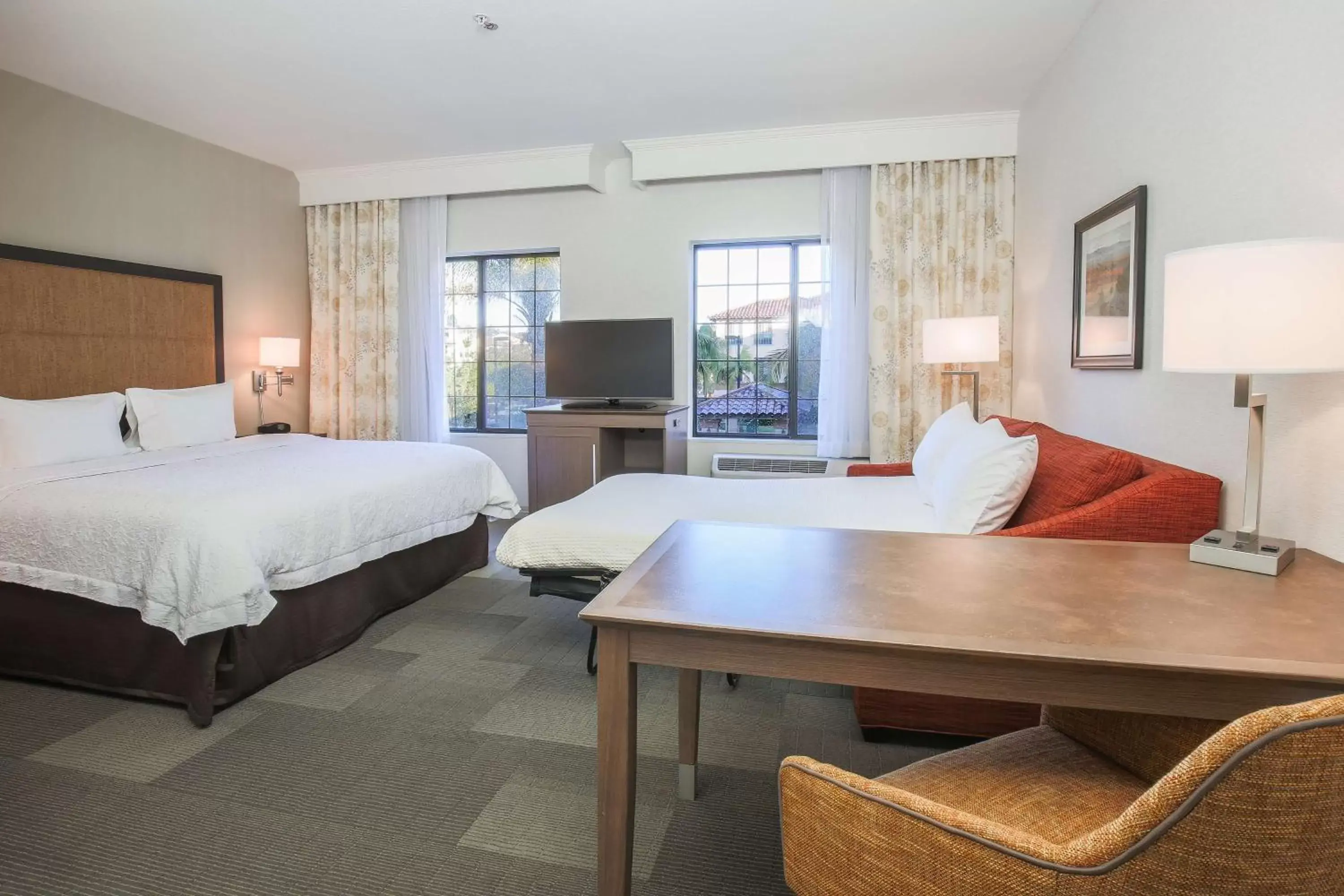 Bed in Hampton Inn & Suites Camarillo