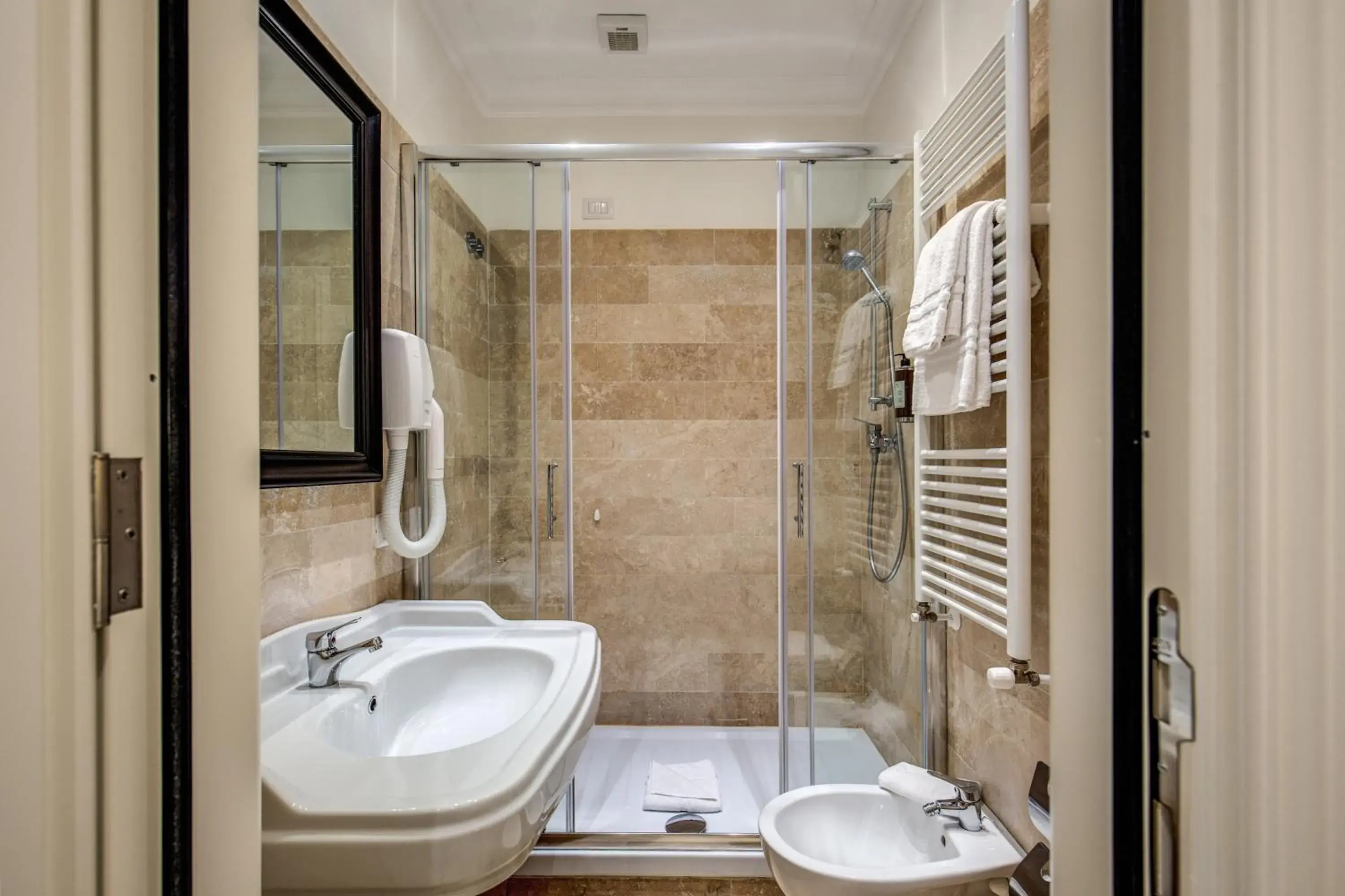 Shower, Bathroom in Hotel dei Quiriti Suite