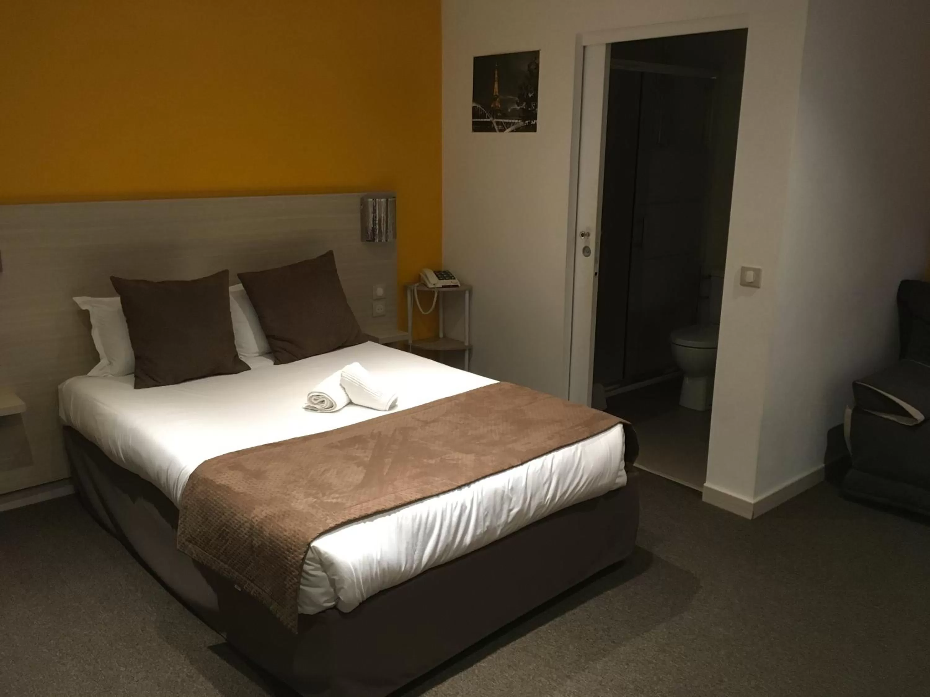 Bed in Hôtel de Paris La Défense