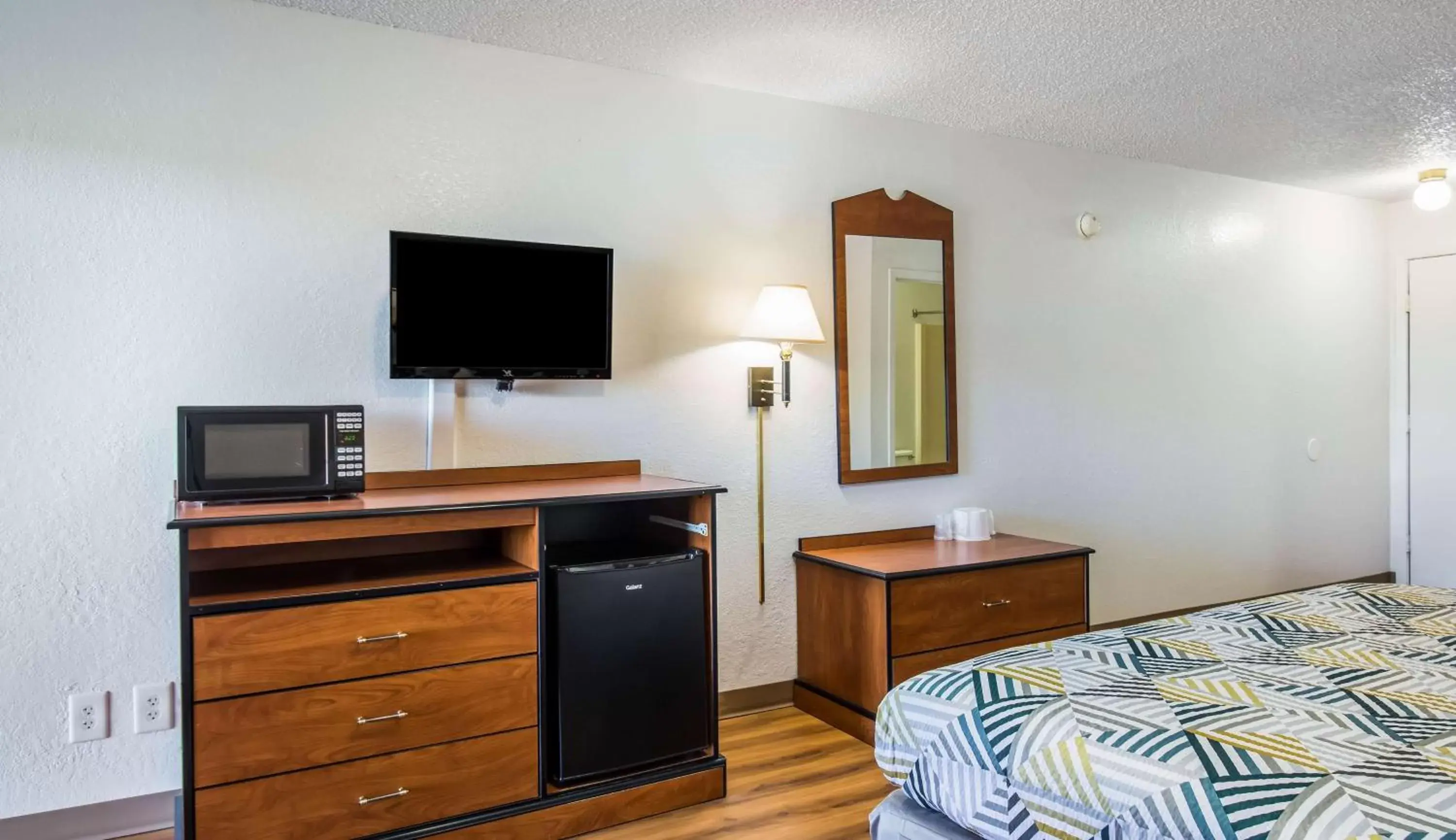 Photo of the whole room, TV/Entertainment Center in Motel 6-Hot Springs, AR