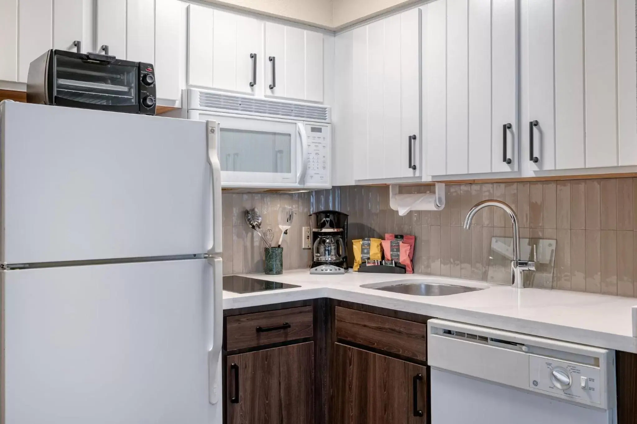 Photo of the whole room, Kitchen/Kitchenette in Staybridge Suites Allentown Airport Lehigh Valley, an IHG Hotel