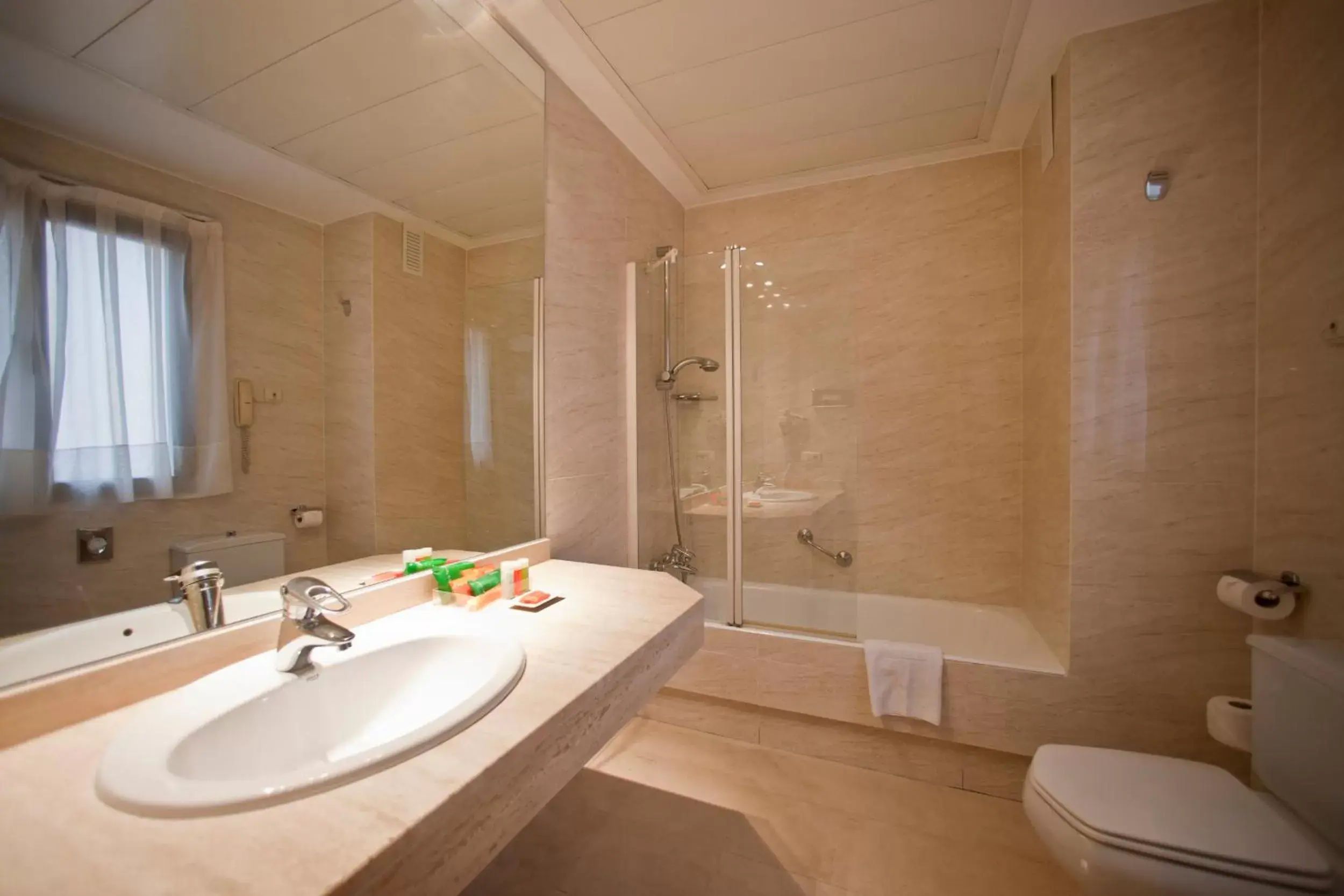 Bathroom in Hotel Inglaterra