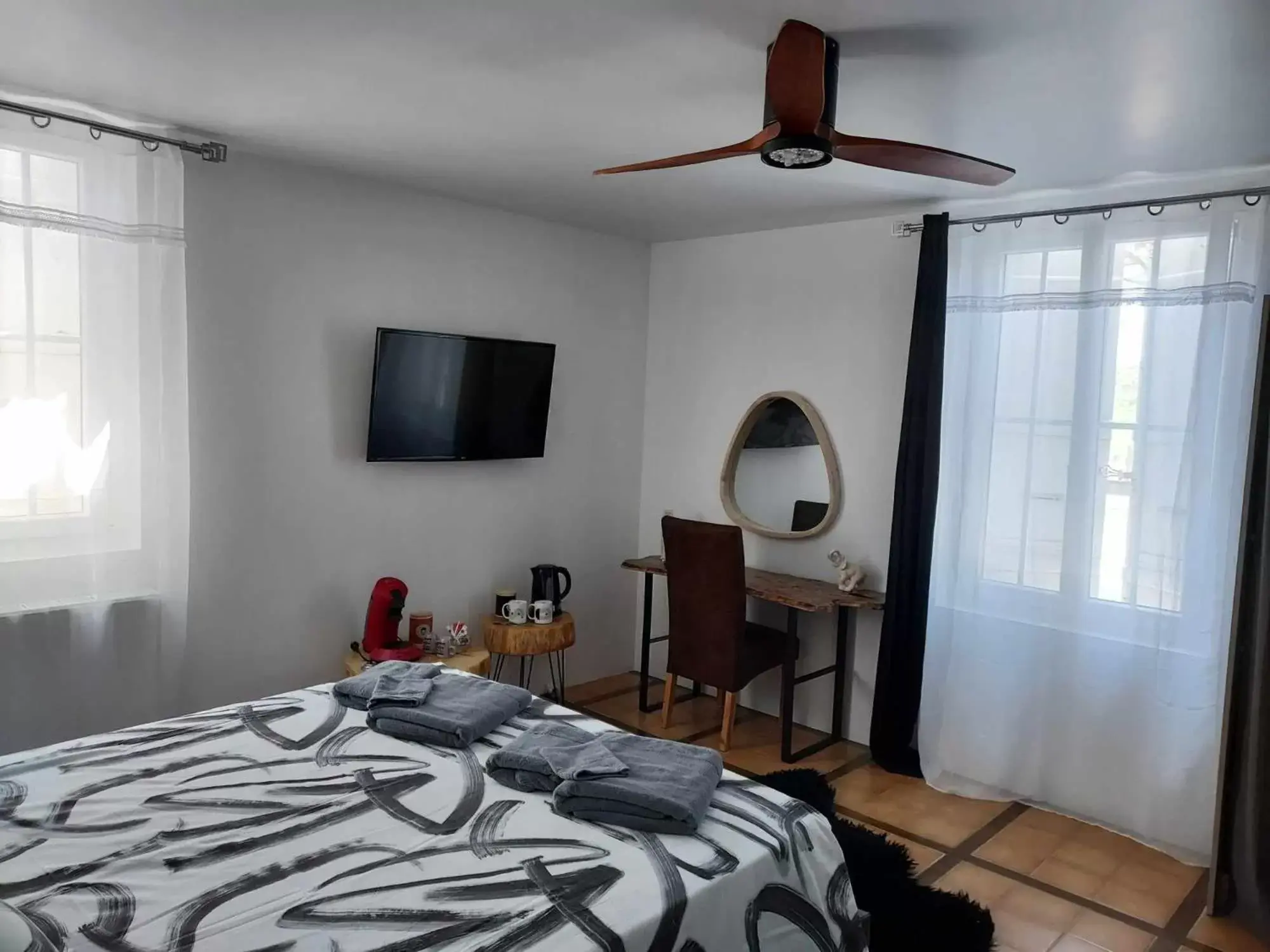 Photo of the whole room, Bed in maison d'hôtes labastide