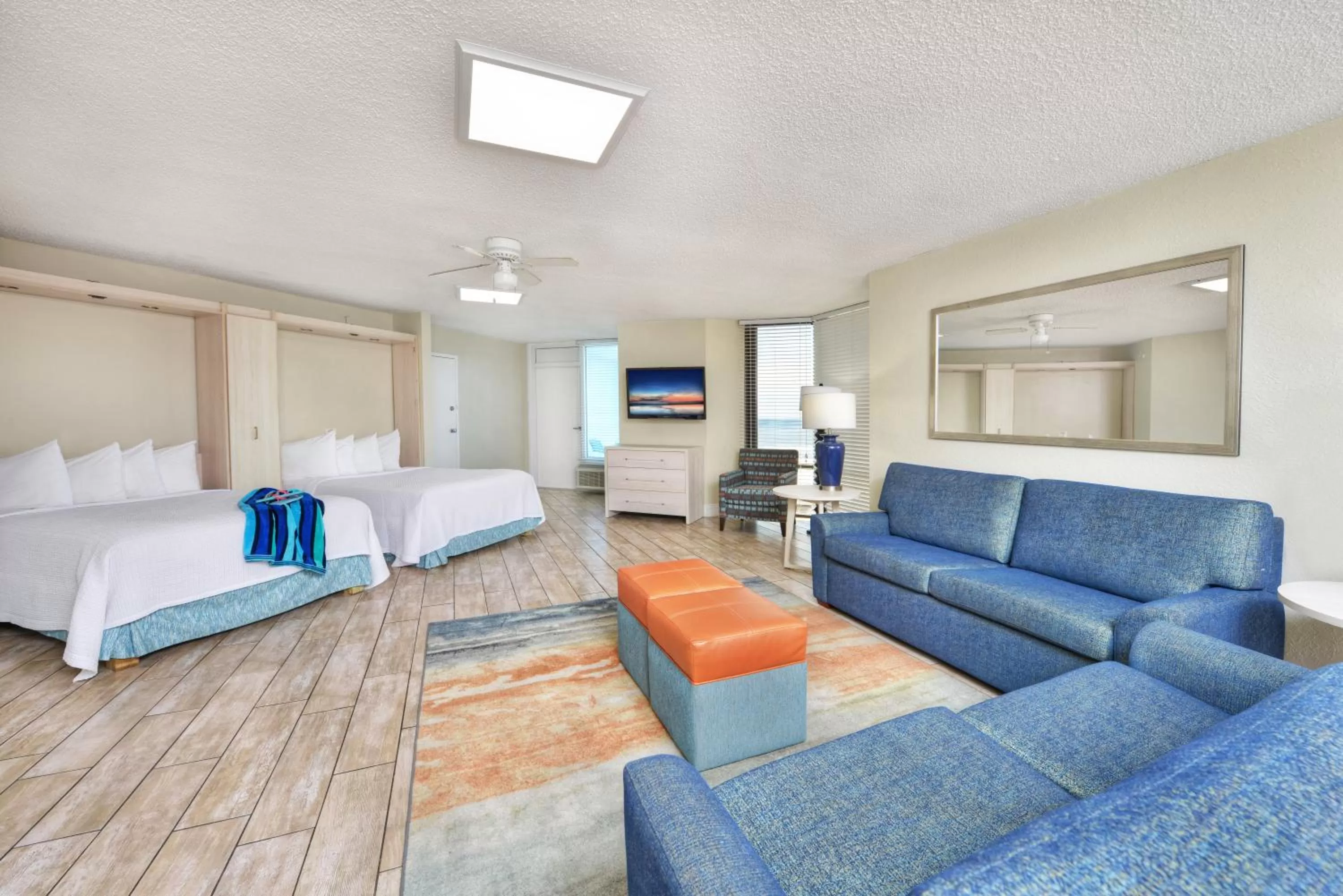 Living room, Bed in El Caribe Resort and Conference Center