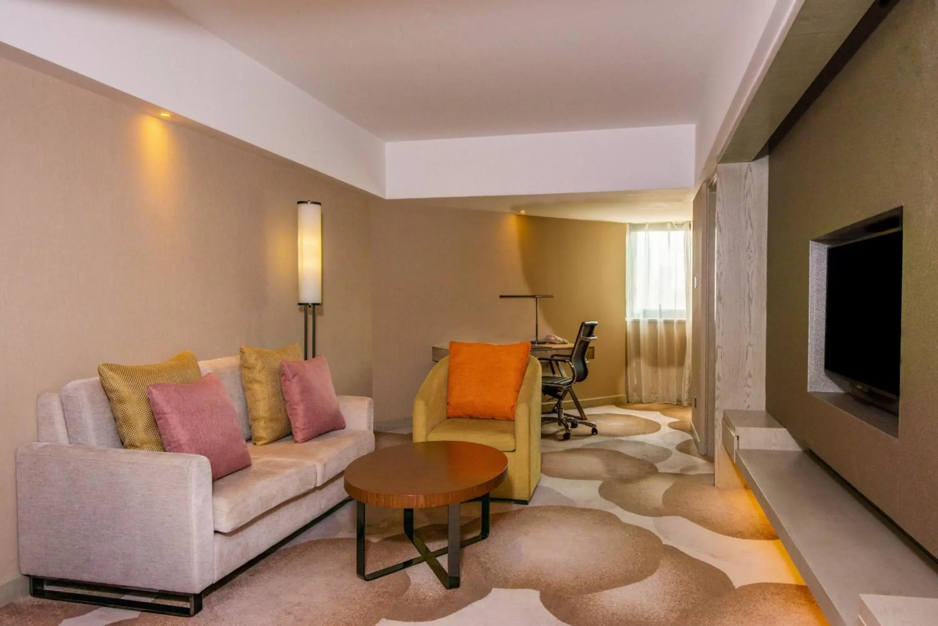 Bedroom, Seating Area in Holiday Inn Kunming City Centre, an IHG Hotel