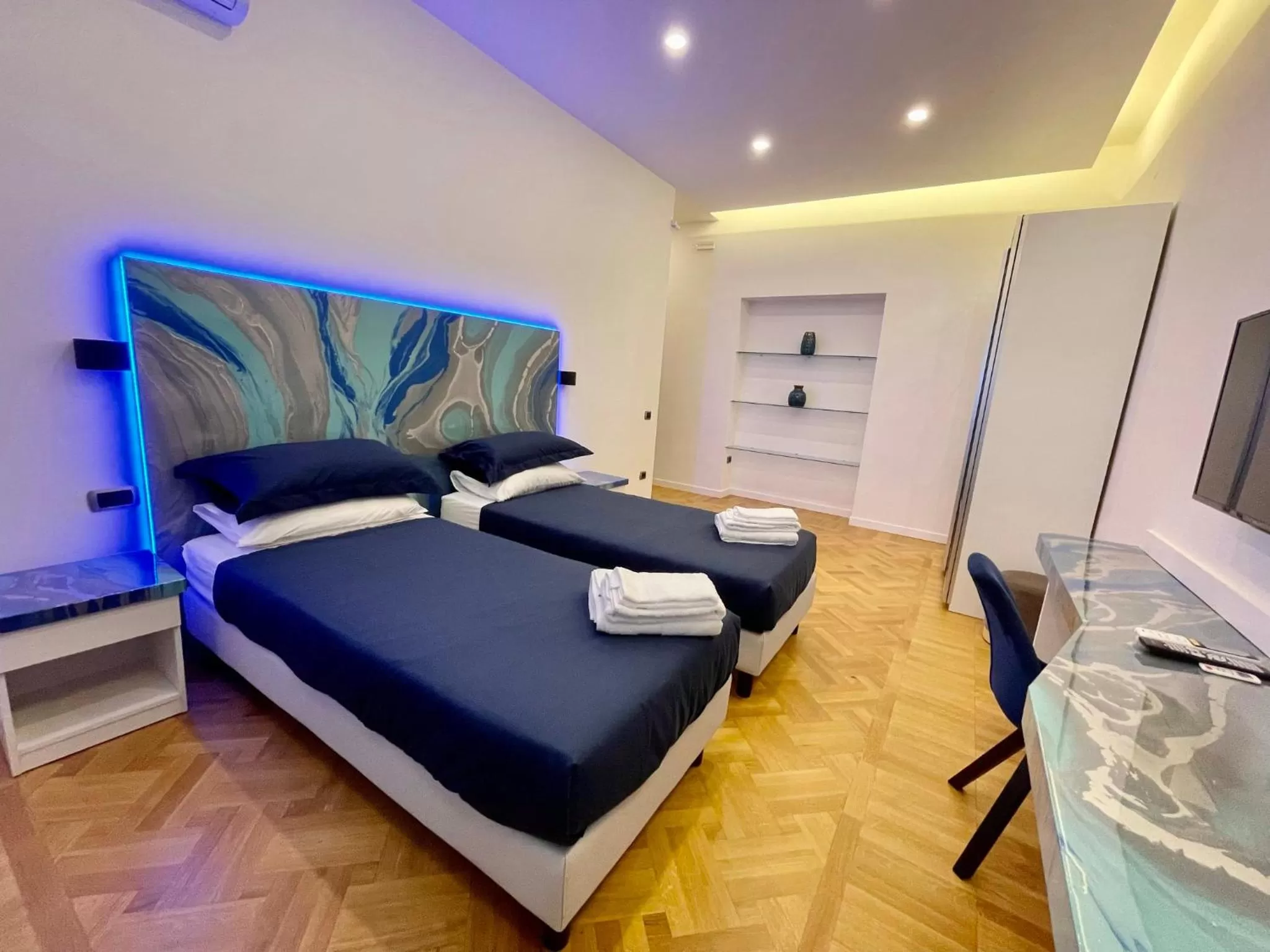 Bed in Tribus Boutique Hotel