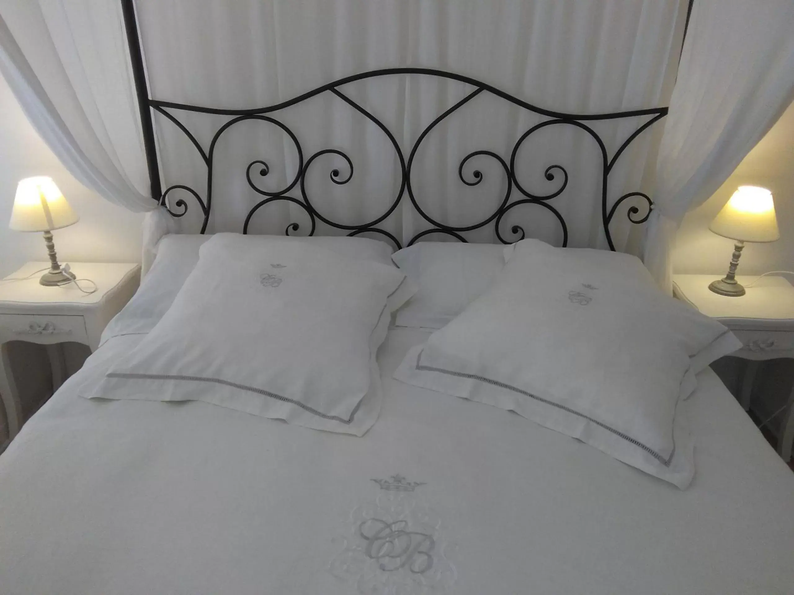 Bed in ARCOBELLO Suite Rooms