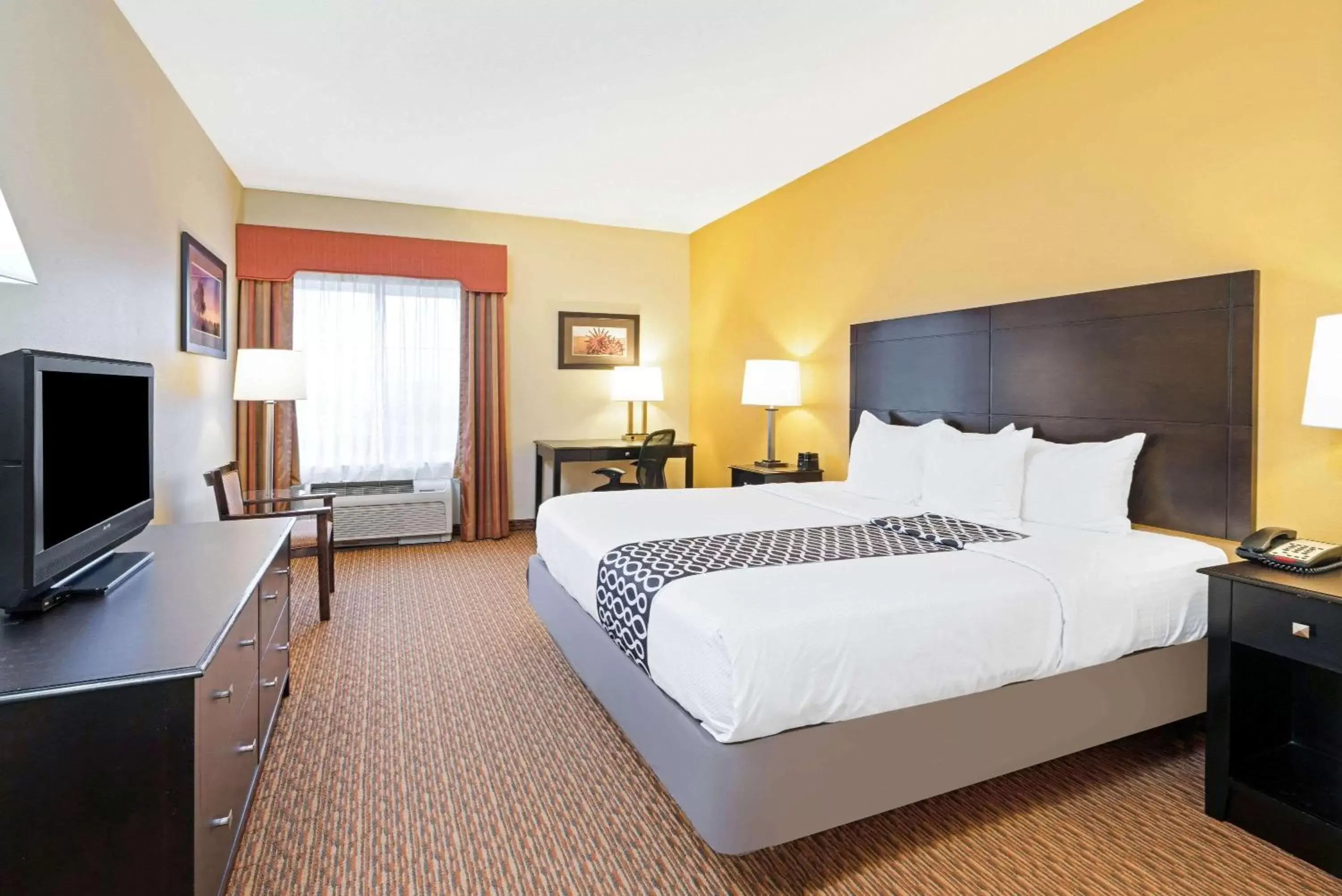 Photo of the whole room, Bed in La Quinta by Wyndham Stillwater -University Area Photo of the whole room, Bed in La Quinta by Wyndham Stillwater -University Area