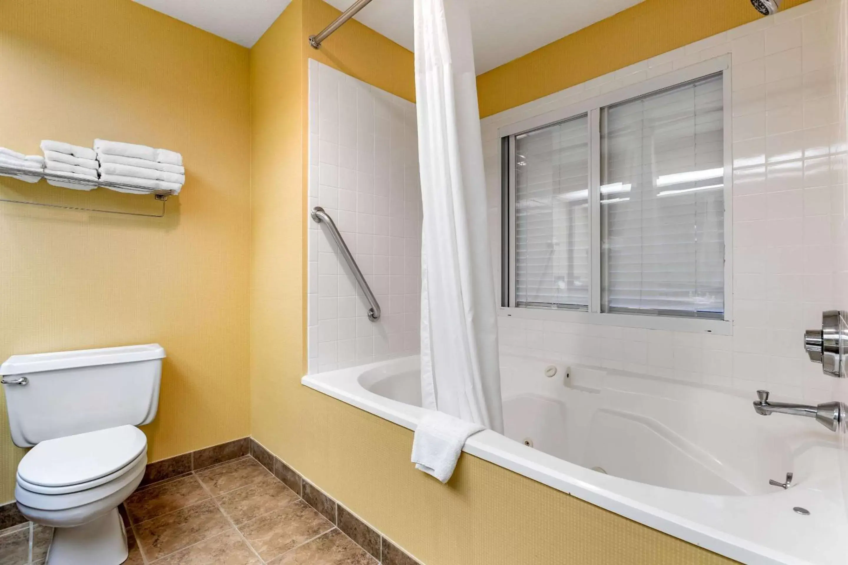 Photo of the whole room, Bathroom in Quality Inn & Suites Mason City
