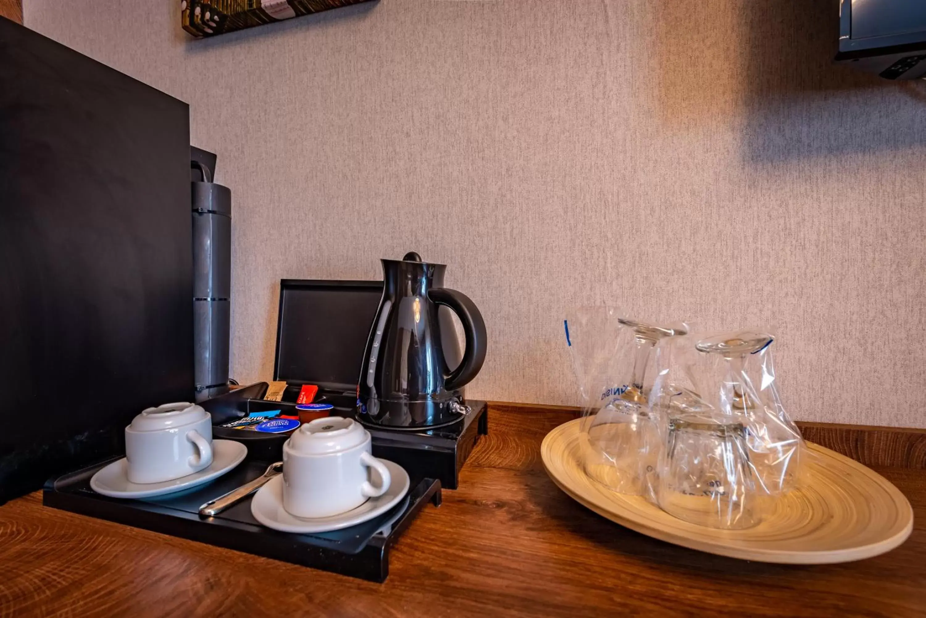 Coffee/tea facilities, Restaurant/Places to Eat in Amsterdam Hotel