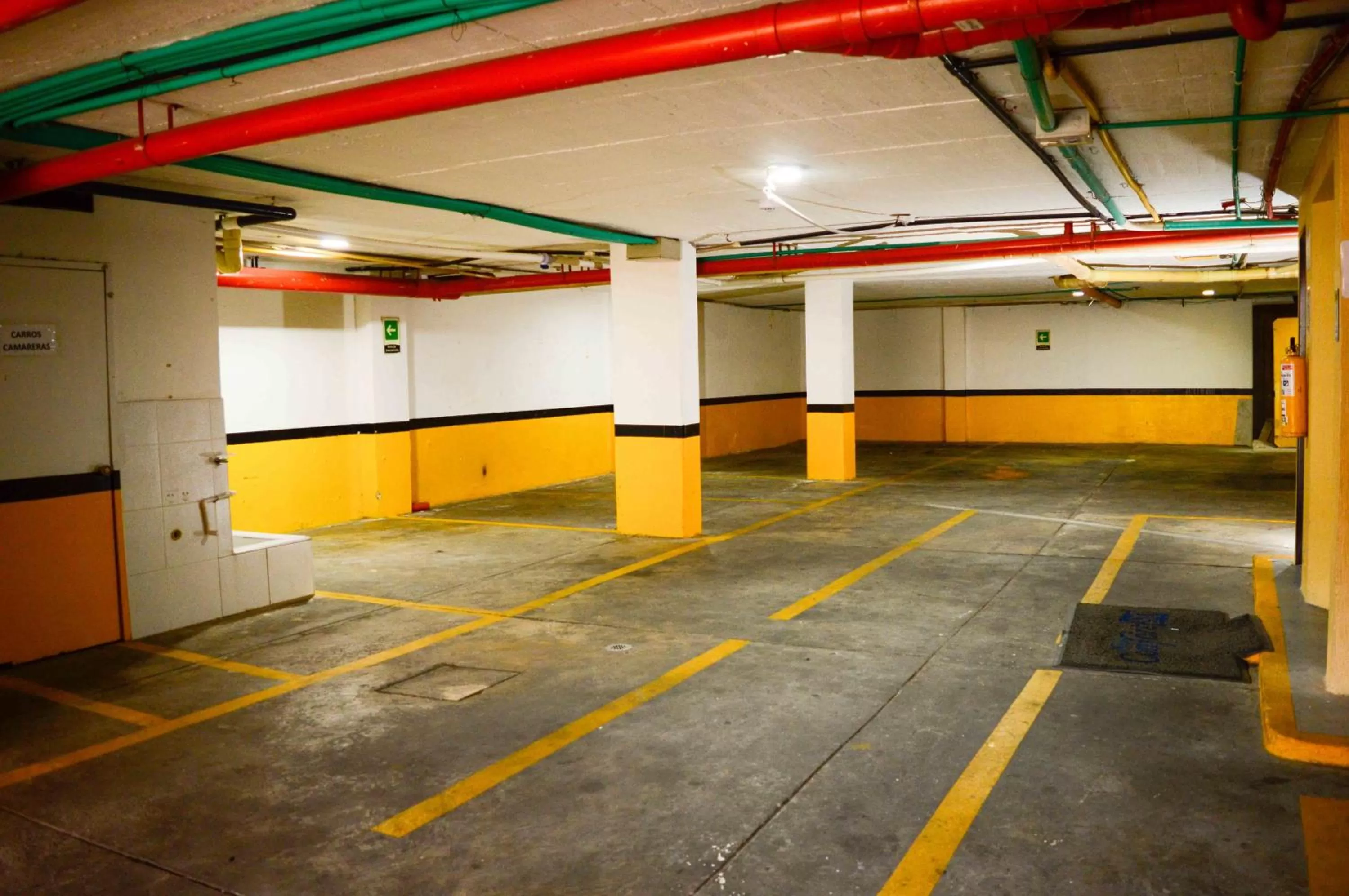Parking in Hotel Confort 80 Zona Rosa By Hoteles Confort80