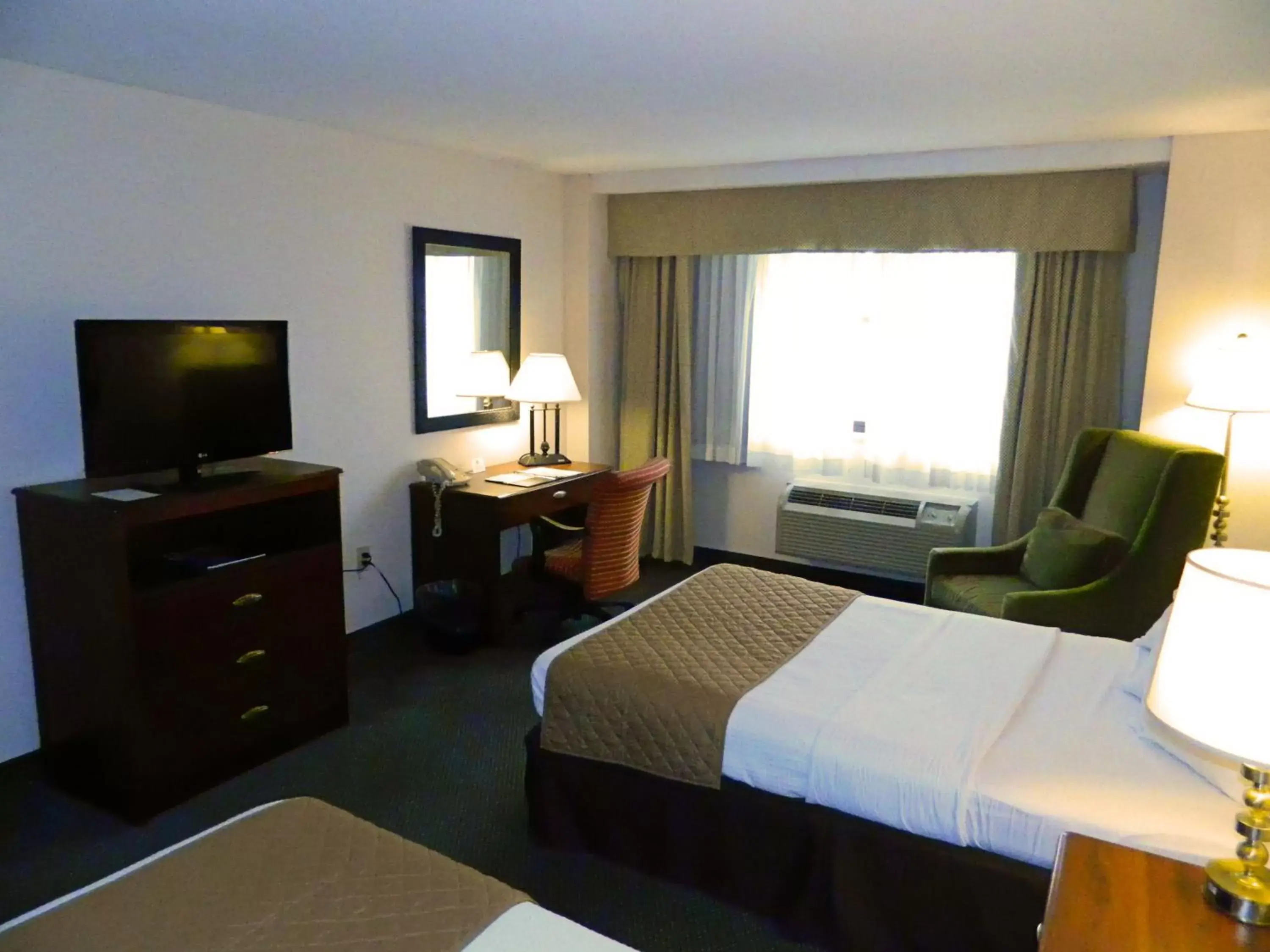 TV and multimedia, Bed in Capital Plaza Hotel