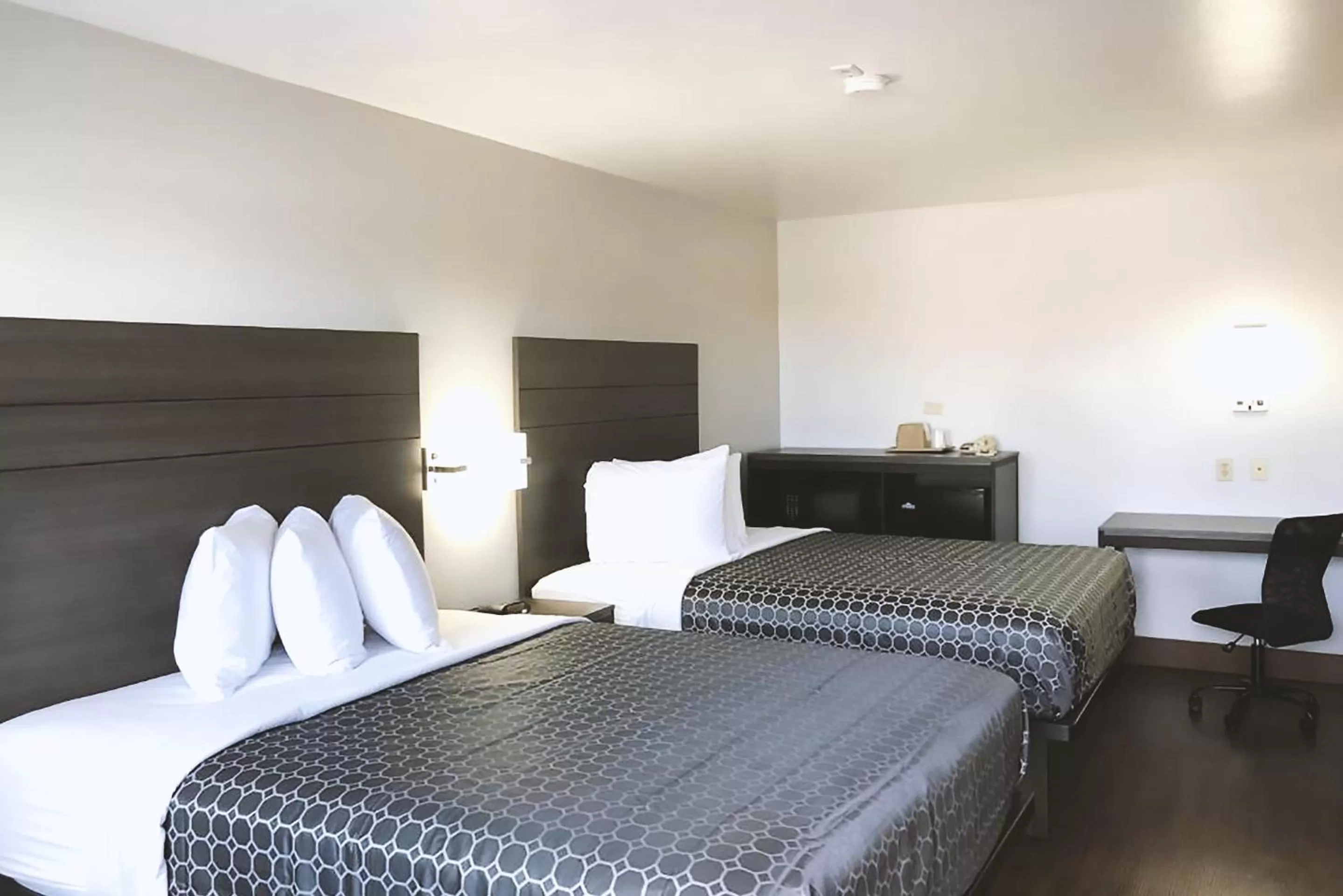 Bedroom, Bed in Blue Way Inn By Jasper Near Frost Bank Center