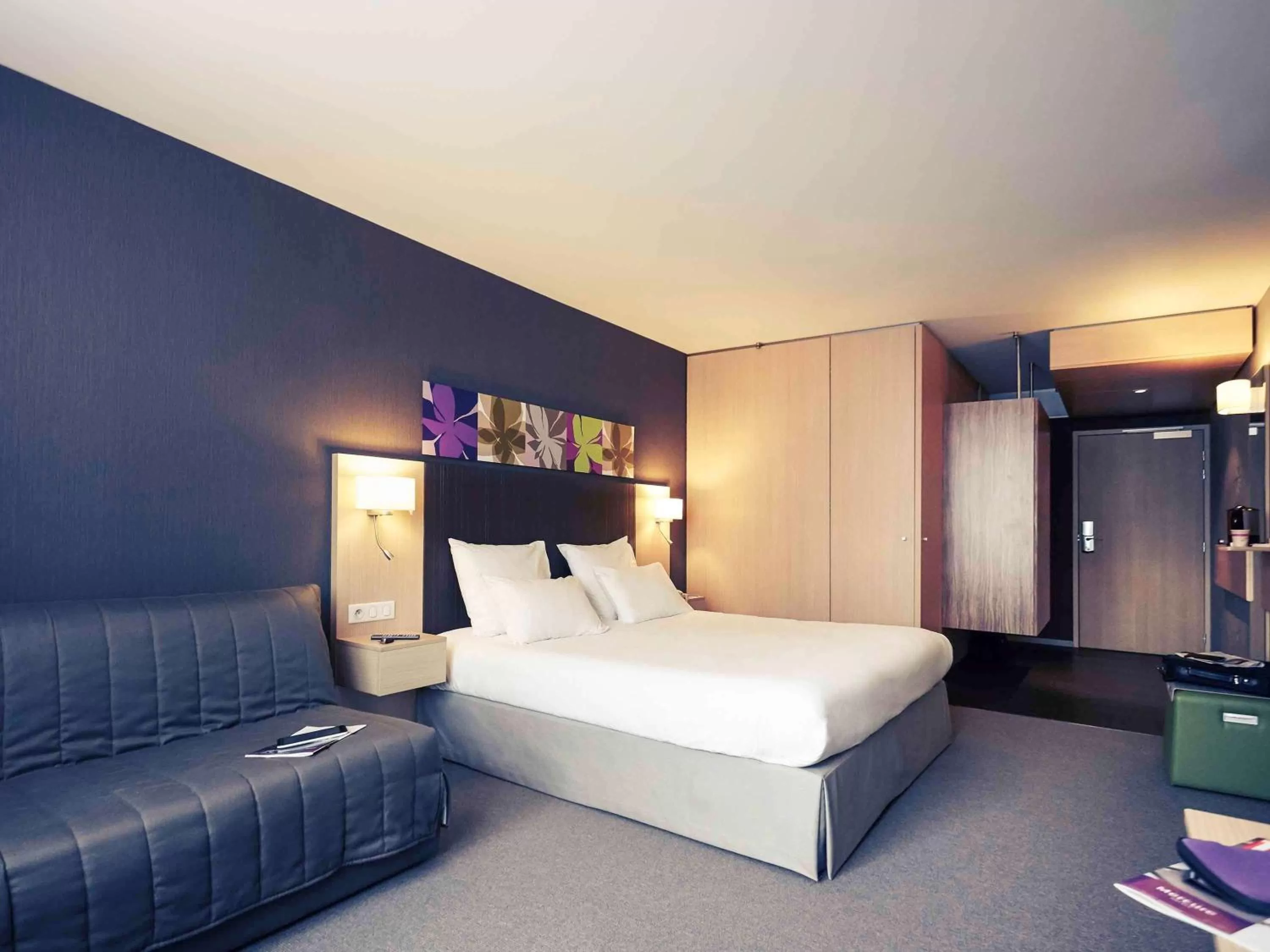 Photo of the whole room, Bed in Mercure Valenciennes Centre