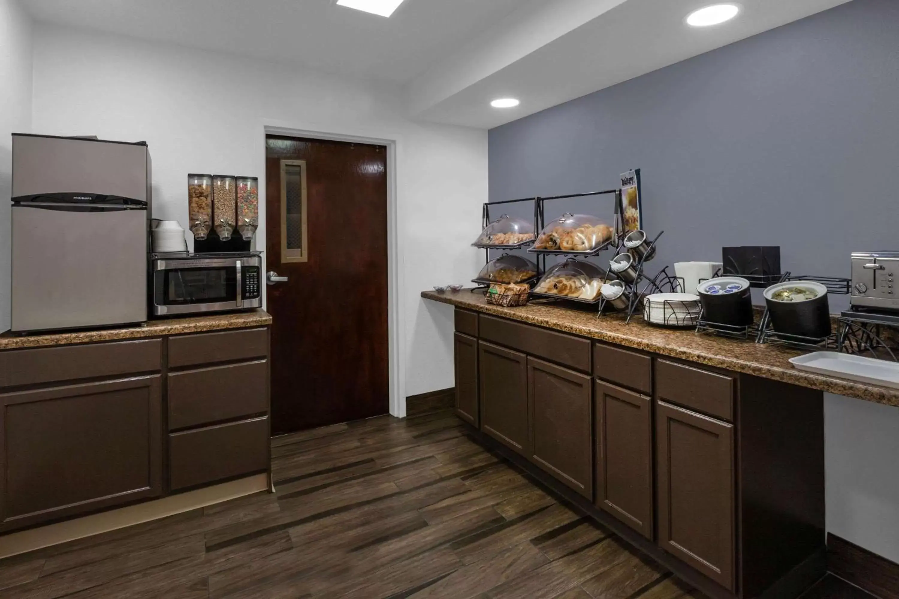 Restaurant/places to eat, Kitchen/Kitchenette in Microtel Inn Suite by Wyndham BWI Airport