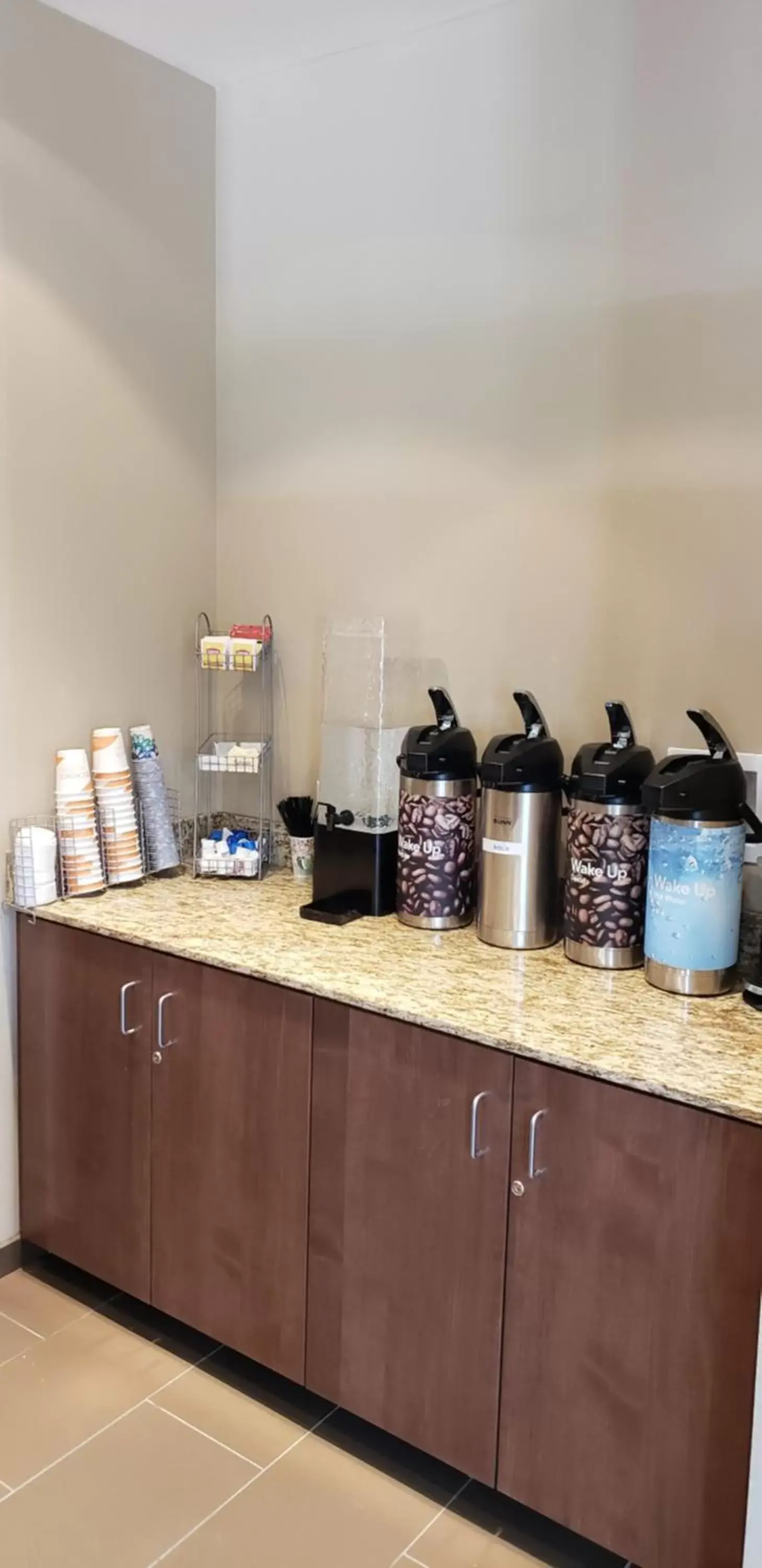 Coffee/tea facilities, Kitchen/Kitchenette in Comfort Suites Denver near Anschutz Medical Campus