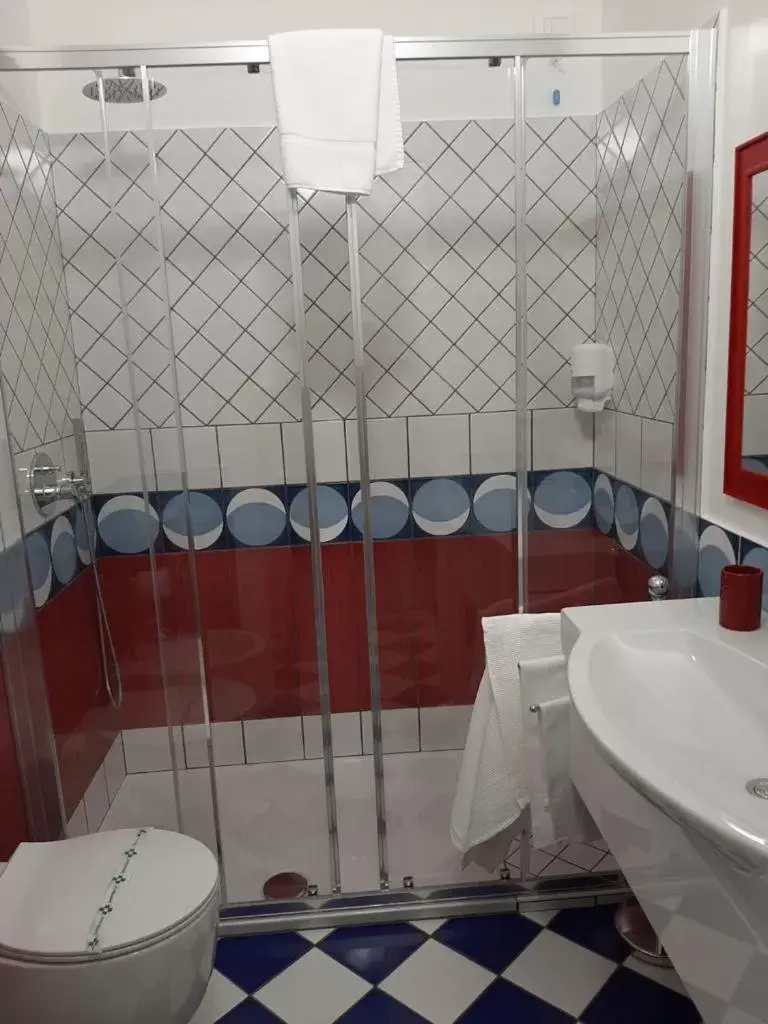 Shower, Bathroom in Hotel Belvedere
