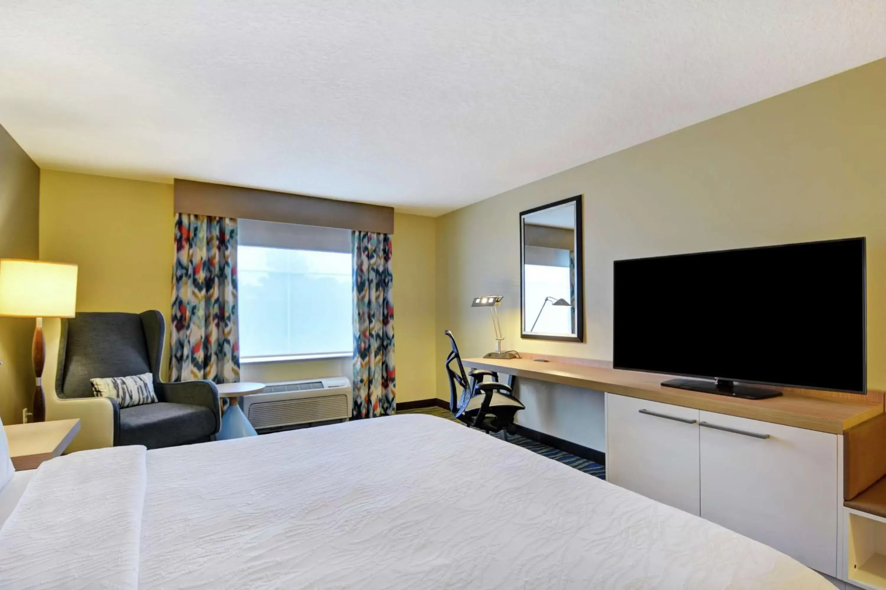 Bedroom, TV/Entertainment Center in Hilton Garden Inn Orlando Lake Buena Vista