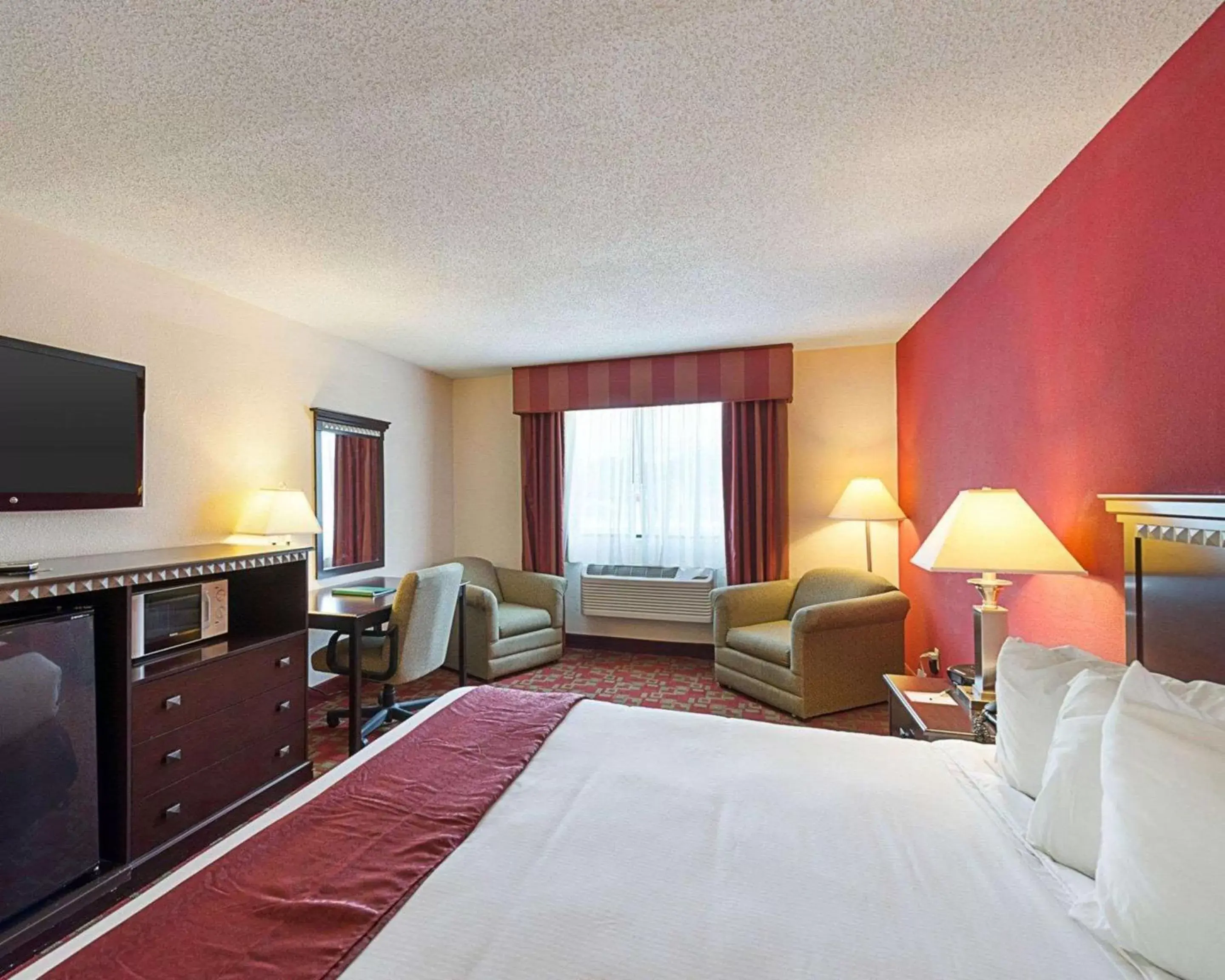 Bedroom, TV/Entertainment Center in Quality Inn & Suites - Gettysburg