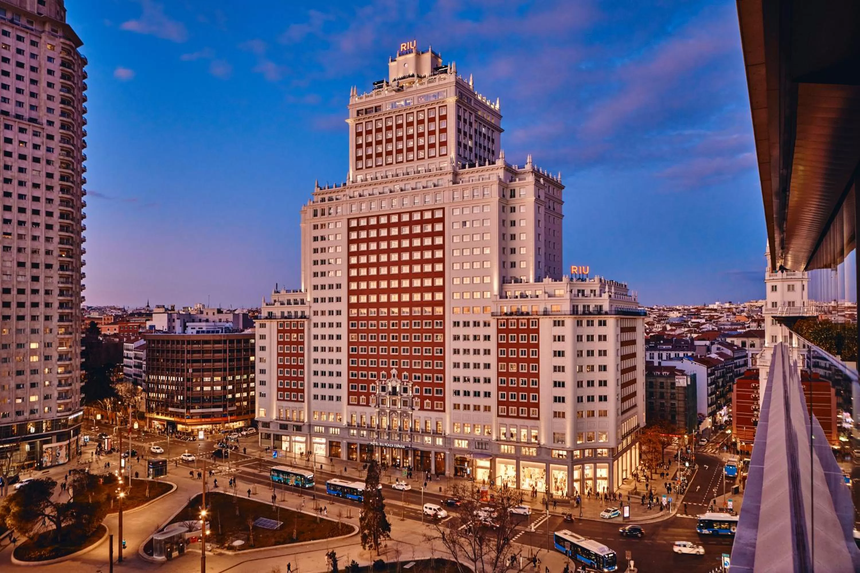 Property building in Riu Plaza España