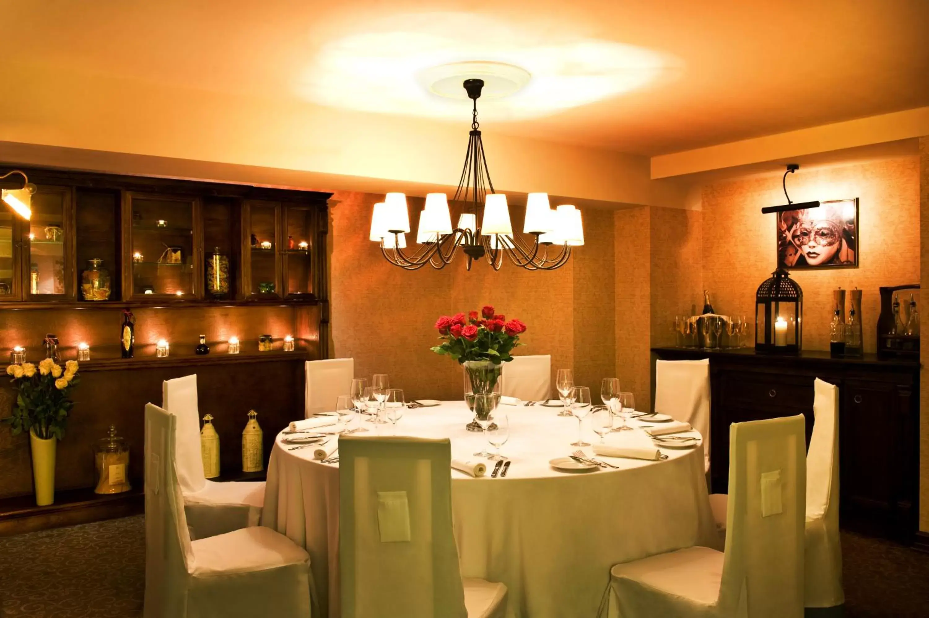 Restaurant/Places to Eat in Grand Hotel Boutique