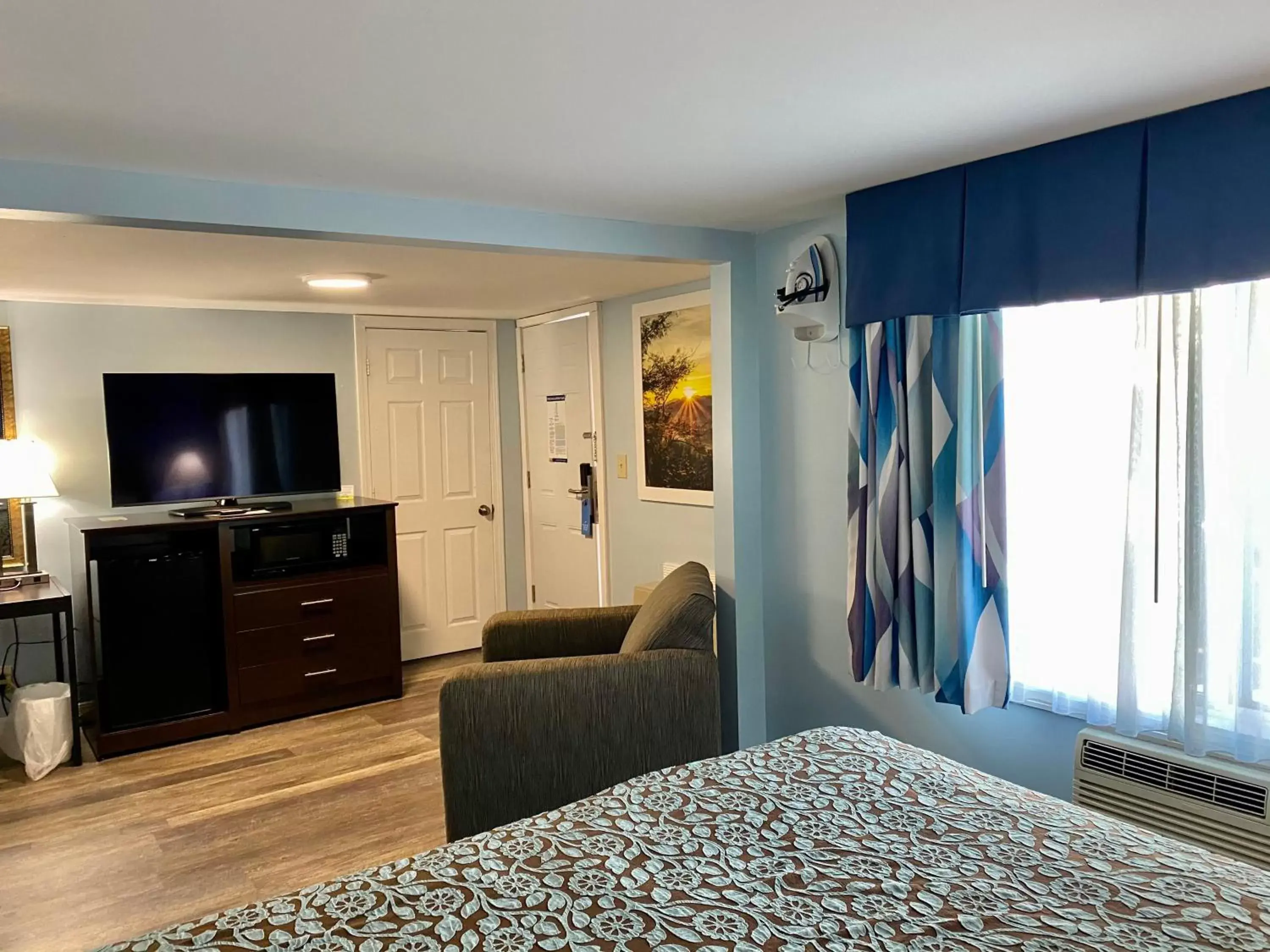 TV/Entertainment Center in Days Inn by Wyndham Lincoln