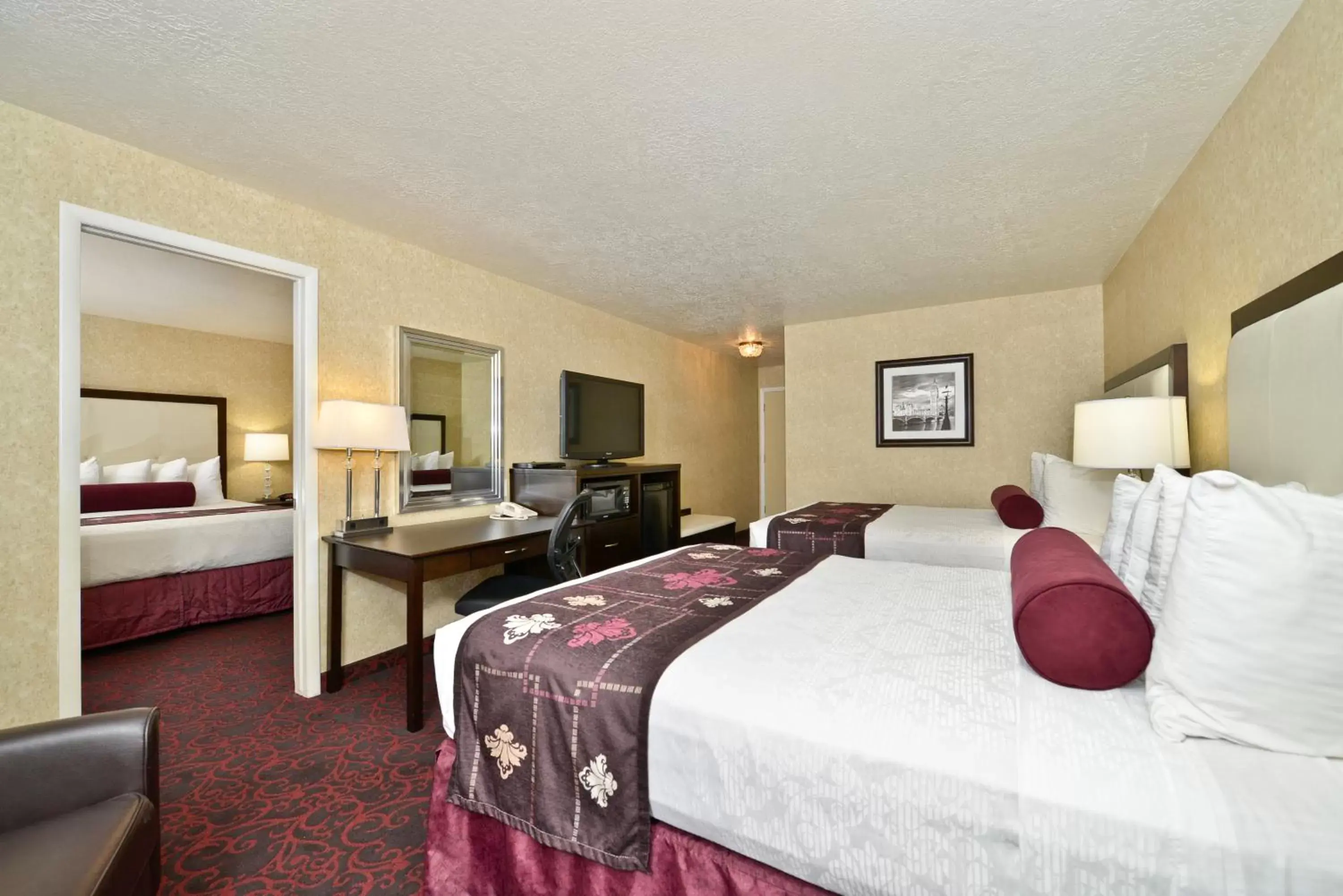 Photo of the whole room, Bed in Best Western Coral Hills