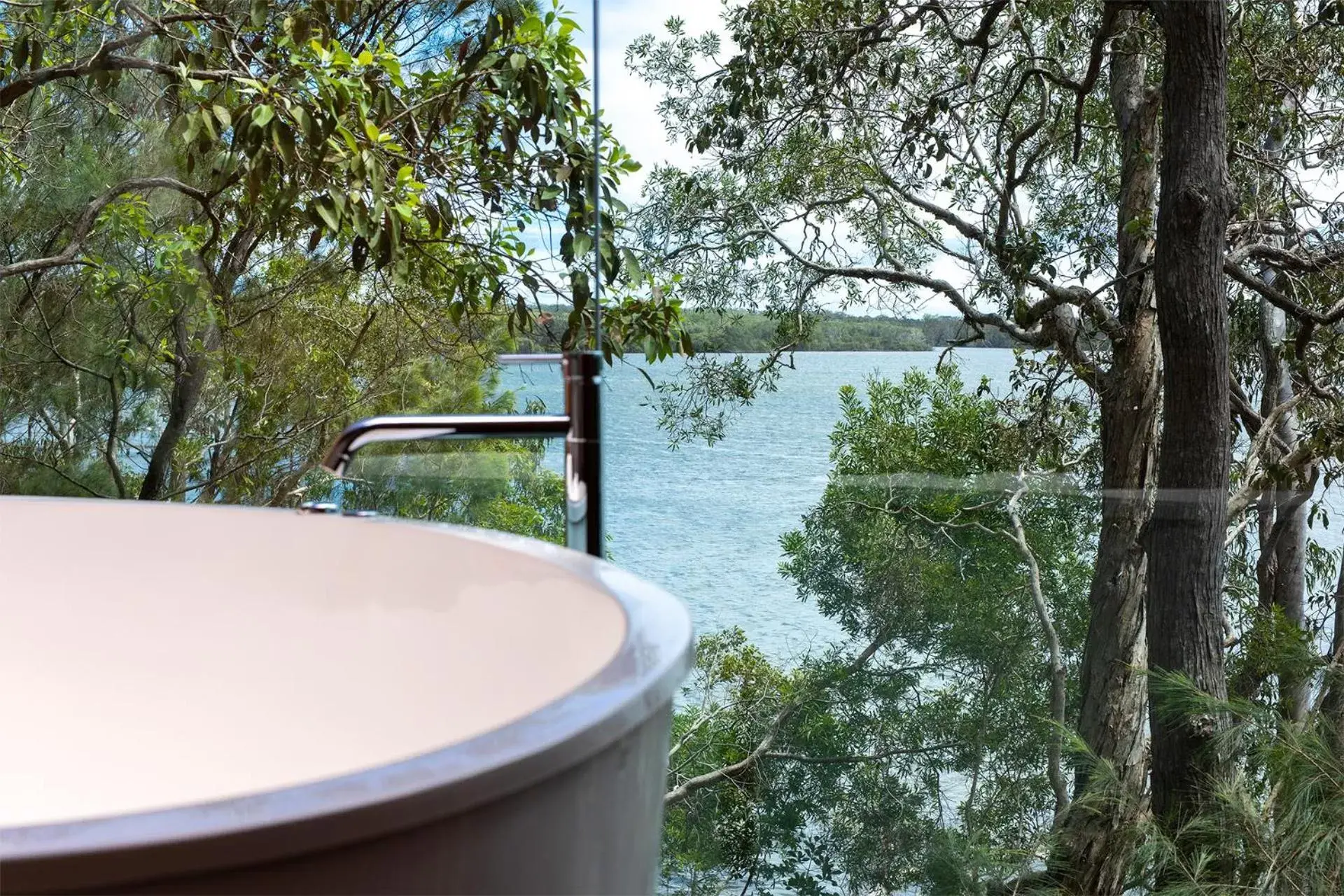 Hot Tub, Bathroom in Eumarella Shores Noosa Lake Retreat