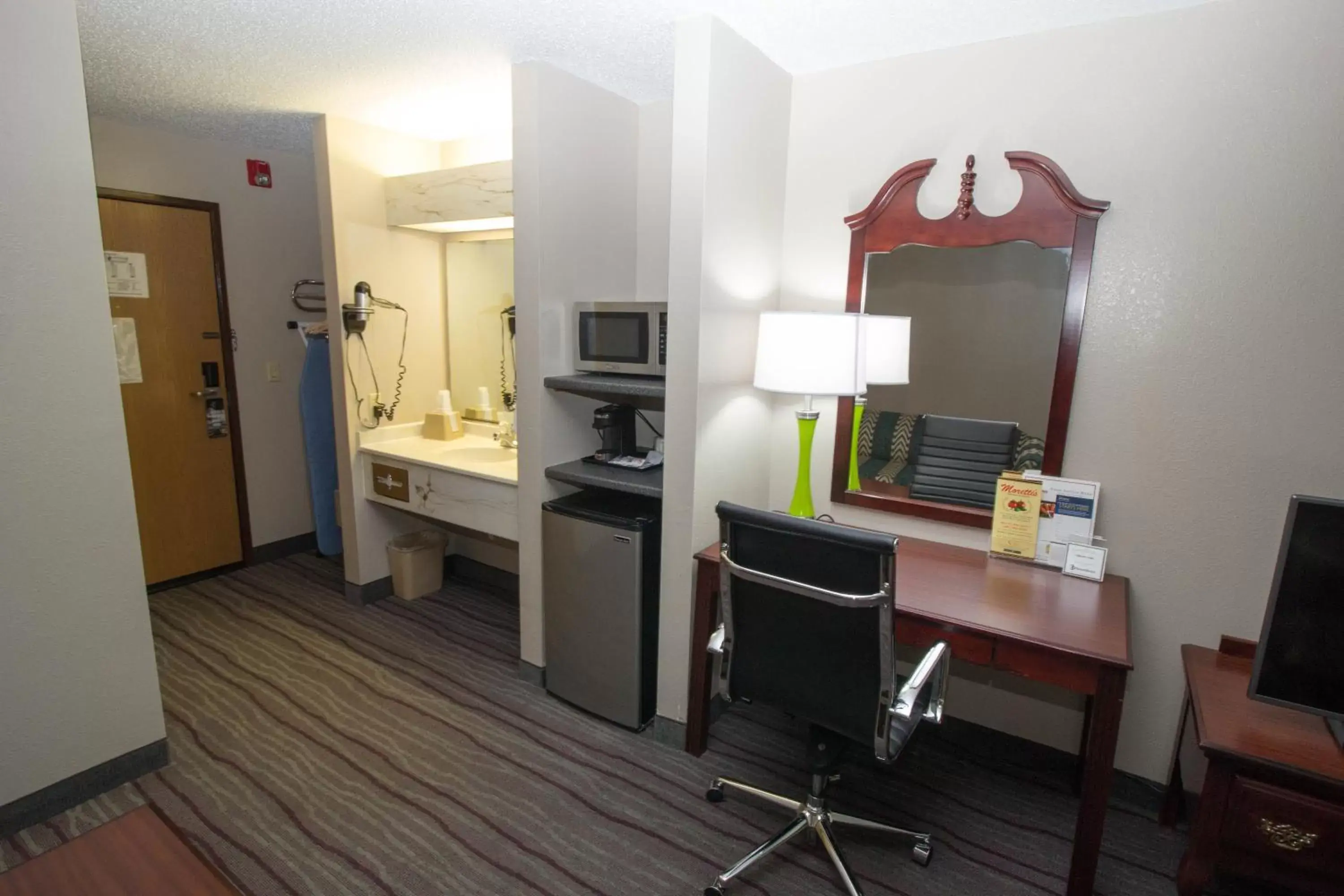 Seating area, Kitchen/Kitchenette in Super 8 by Wyndham Chicago O'Hare Airport