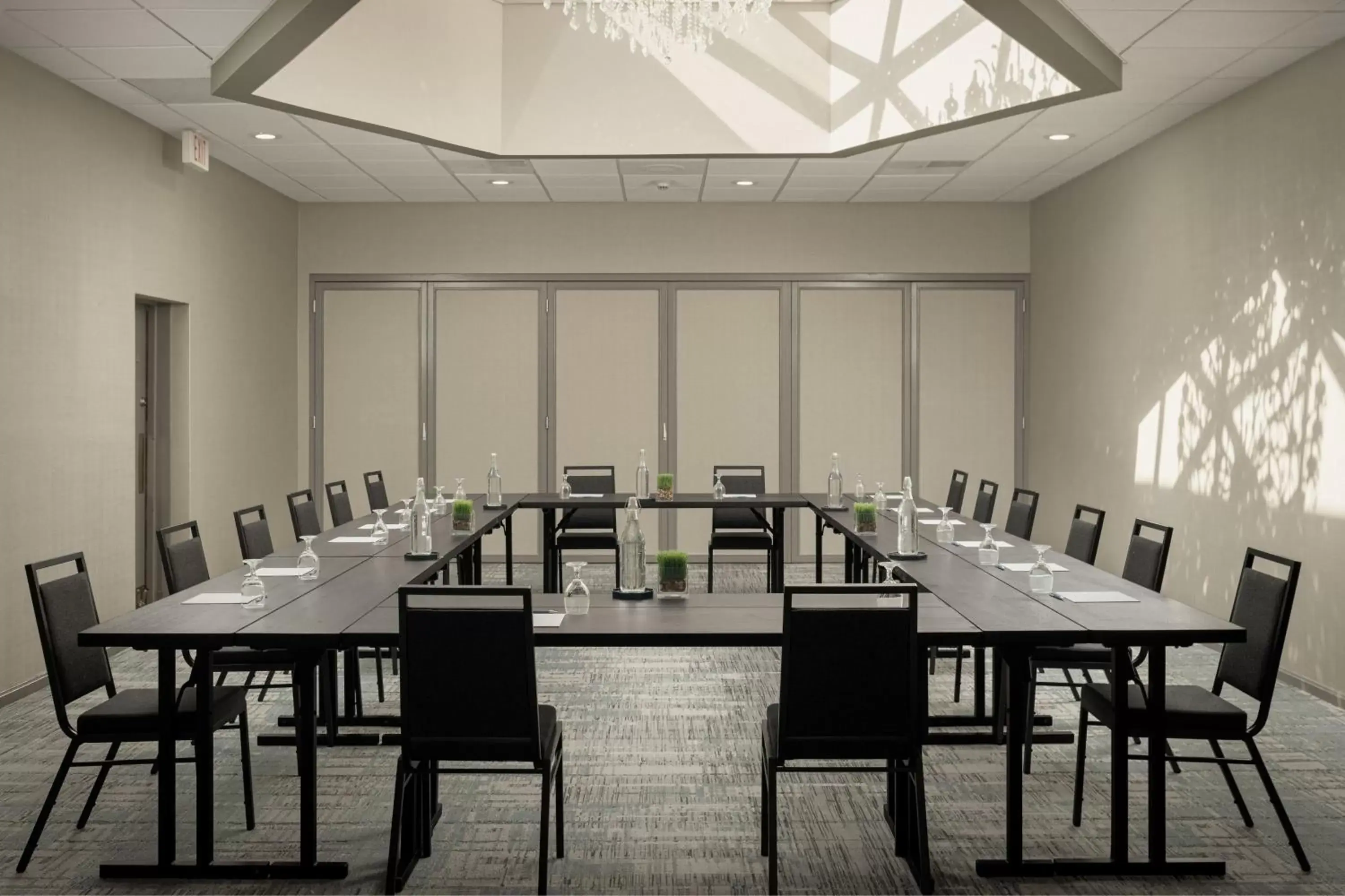 Meeting/conference room in Four Points by Sheraton Milwaukee North Shore