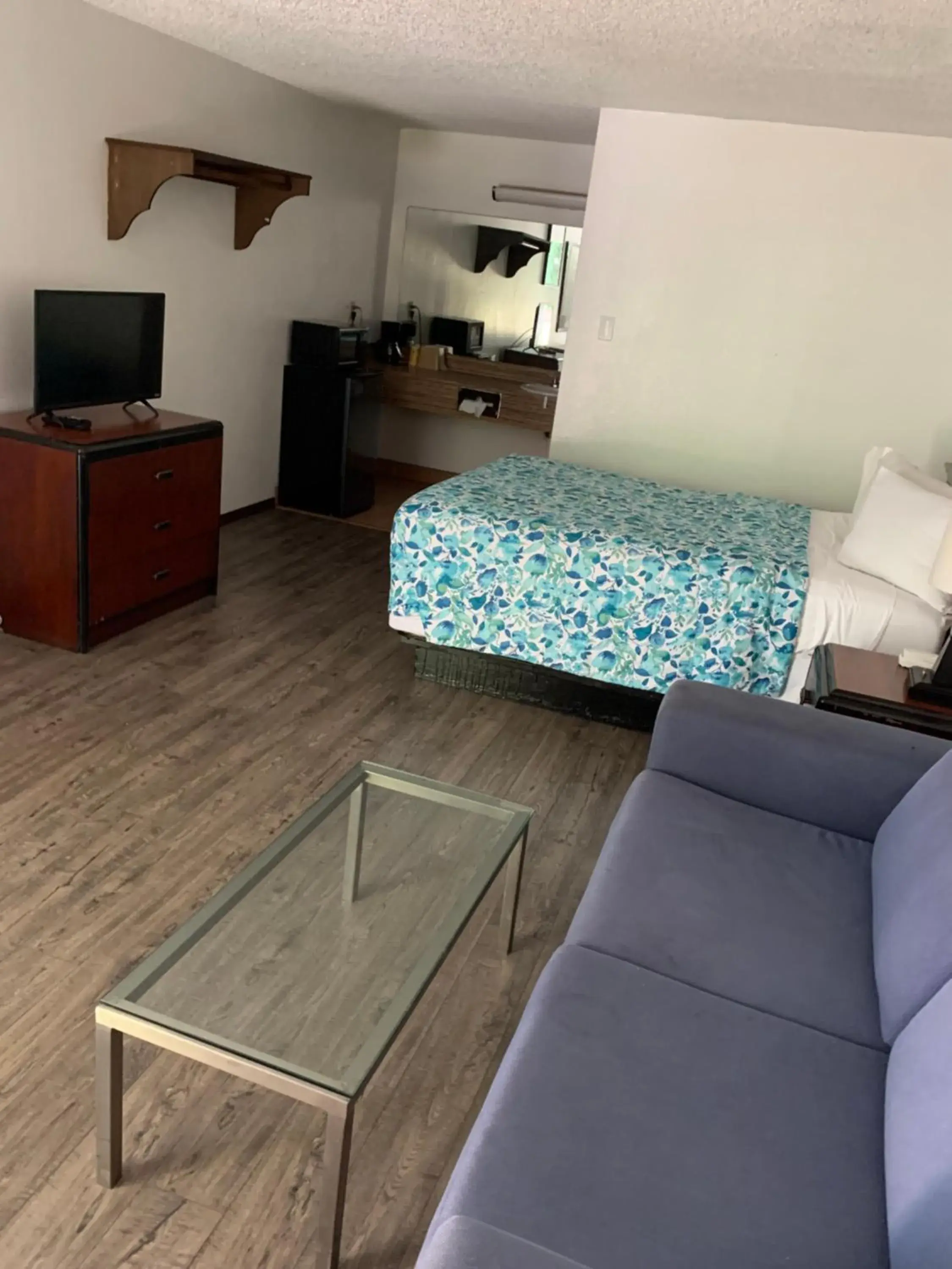 Communal lounge/ TV room, Bed in Smokey Point Motor Inn