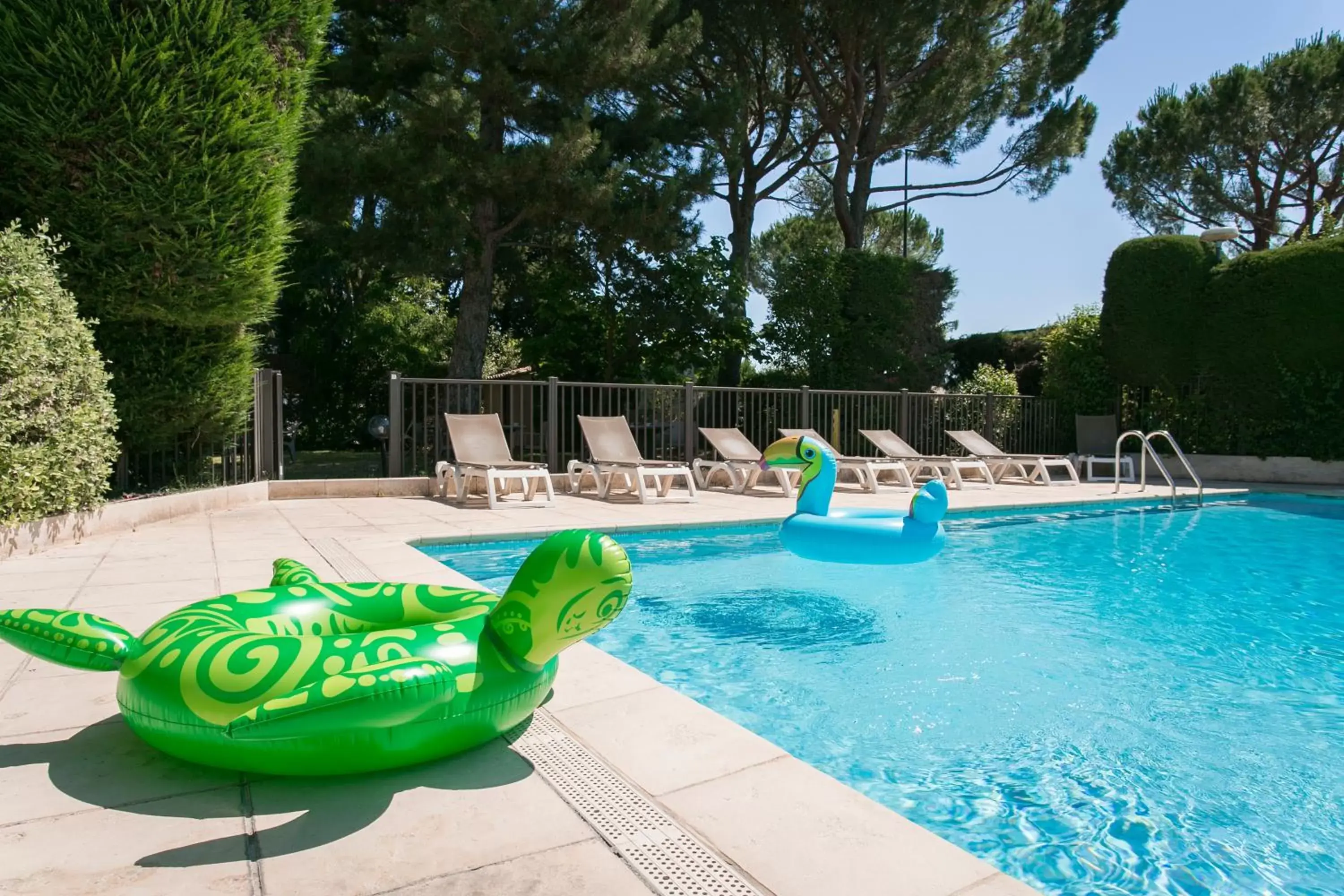 Swimming pool in ibis Avignon Sud