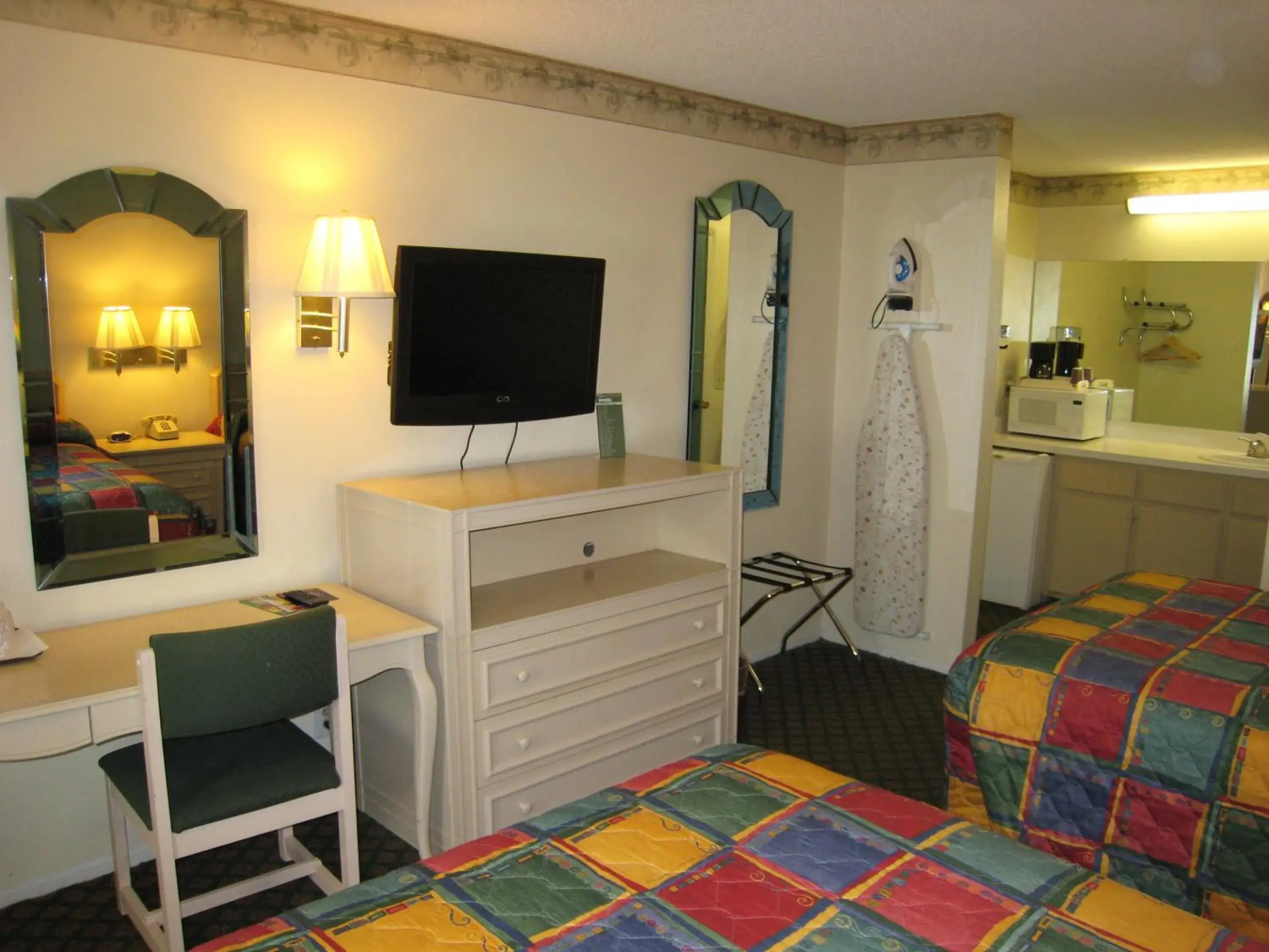 Bed, TV/Entertainment Center in Town House Motel