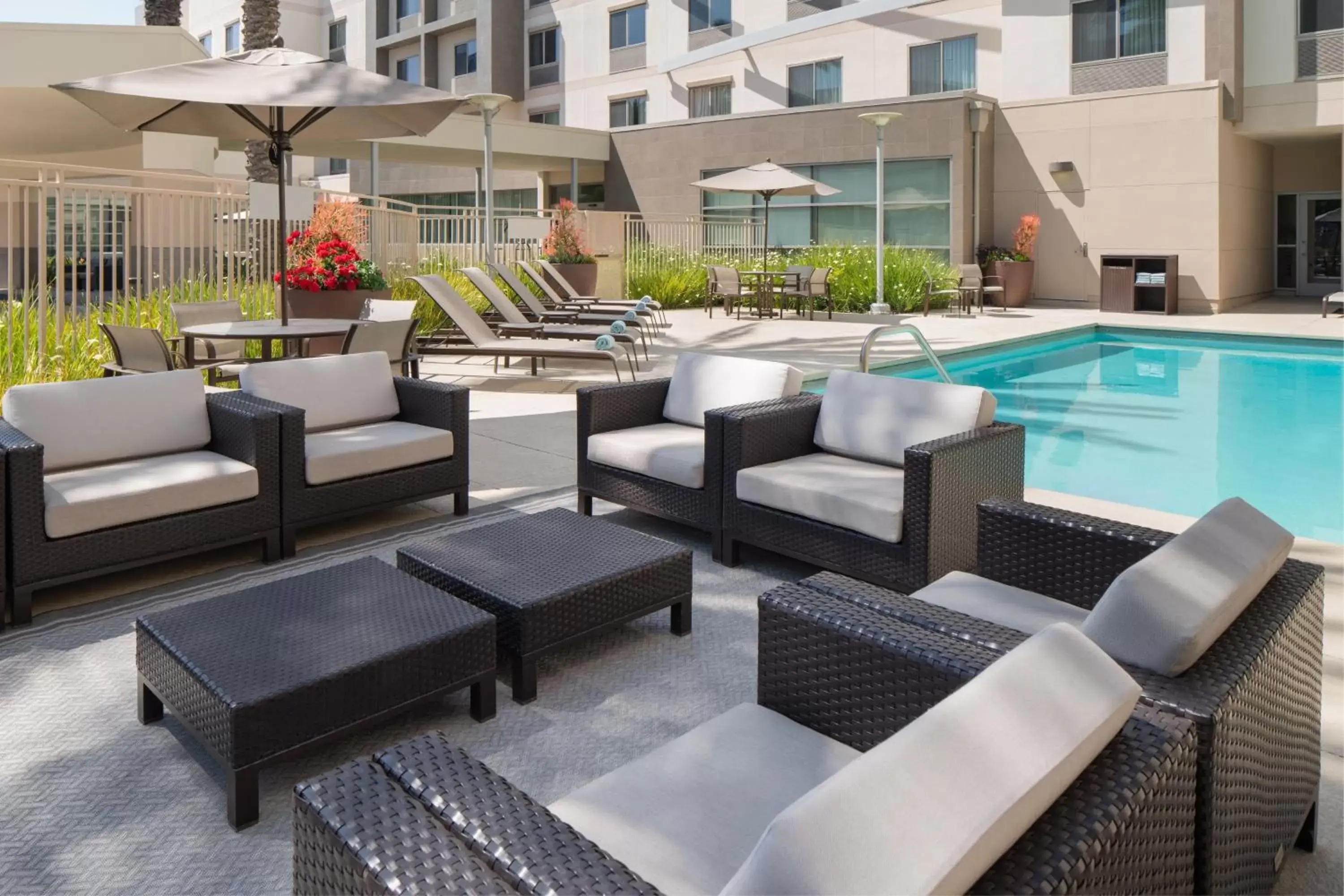 Swimming Pool in Courtyard by Marriott Santa Ana Orange County