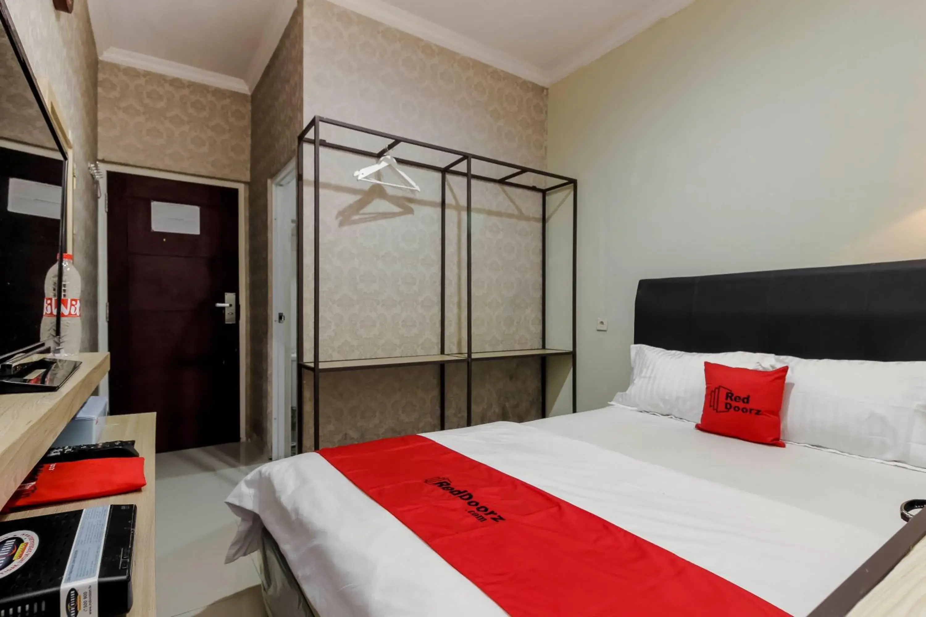 Bedroom, Bed in RedDoorz Plus near Lippo Cikarang Mall Bedroom, Bed in RedDoorz Plus near Lippo Cikarang Mall